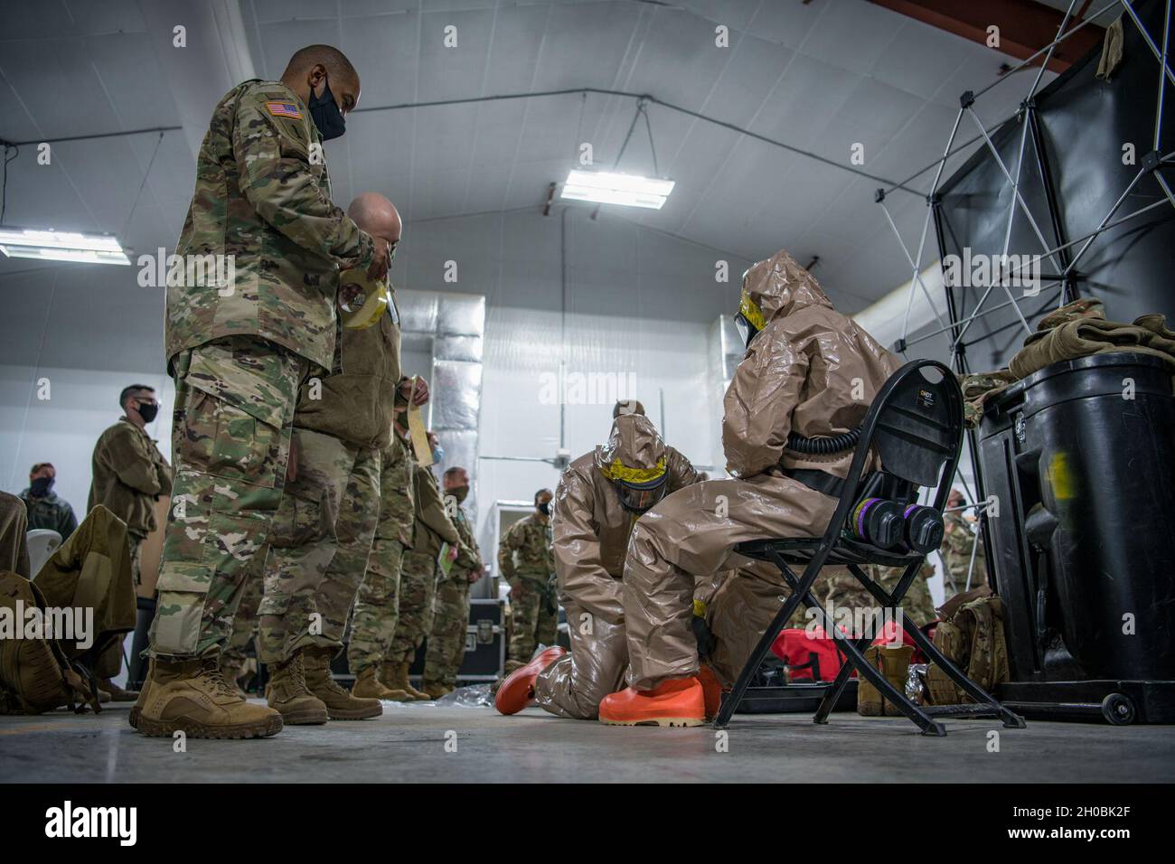 Col. Kevin W. Lochtefeld, Kommandant der 73. Truppenkommandos-Brigade, während einer Generalprobe der persönlichen Schutzausrüstung der CBRN, als Soldaten der Ohio Homeland Response Force (HRF) am 19. Januar 2021 an einen Ort in der Umgebung von Washington D.C. mobilisierten, Nachdem Mike DeWine vom Gouverneur von Ohio aktiviert wurde, um die 59. Amtseinführung des Präsidenten zu unterstützen. Die HRF ist eine Einheit der Ohio National Guard, die sich auf die Rettung von Menschenleben und die Verringerung menschlichen Leids während eines natürlichen, von Menschen geschadenen oder terroristischen Vorfalls in den Vereinigten Staaten spezialisiert hat. Die HRF besteht aus Dekontamination, Suche und Extraktion, Medica Stockfoto