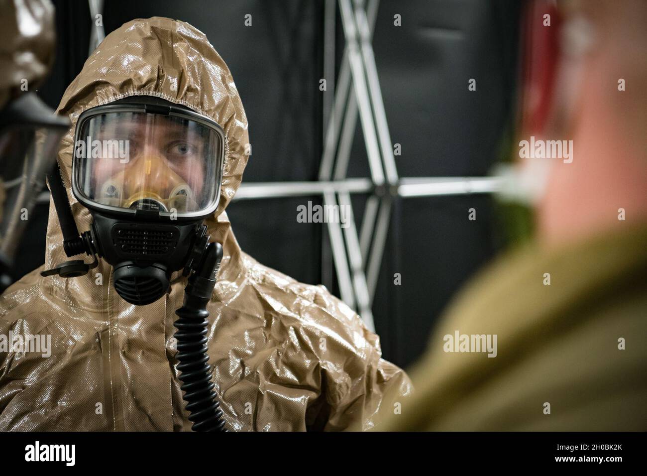 Col. Kevin W. Lochtefeld, Kommandant der 73. Truppenkommando-Brigade, überprüft während einer Generalprobe der persönlichen Schutzausrüstung der CBRN eine Soldaten-Maske, während Soldaten der Ohio Homeland Response Force (HRF) am 19. Januar 2021 an einen Ort in der Umgebung von Washington D.C. mobilisiert wurden. Nachdem Mike DeWine vom Gouverneur von Ohio aktiviert wurde, um die 59. Amtseinführung des Präsidenten zu unterstützen. Die HRF ist eine Einheit der Ohio National Guard, die sich auf die Rettung von Menschenleben und die Verringerung menschlichen Leids während eines natürlichen, von Menschen geschadenen oder terroristischen Vorfalls in den Vereinigten Staaten spezialisiert hat. Die HRF besteht aus Dekontamination, Suche Stockfoto