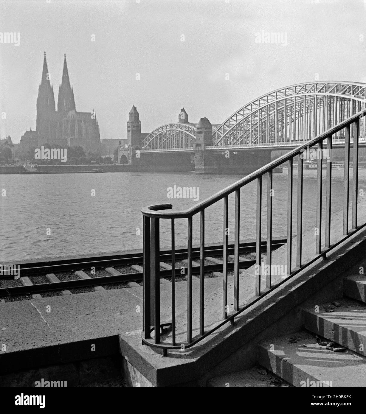 Blick von Deutz auf das Panorama von Köln mit der Hohenzollernbrücke, Deutschland 1930er Jahre. Blick von Deutz auf die Skyline von Köln mit der Hohenzollern-Eisenbahnbrücke, Deutschland 1930er Jahre. Stockfoto