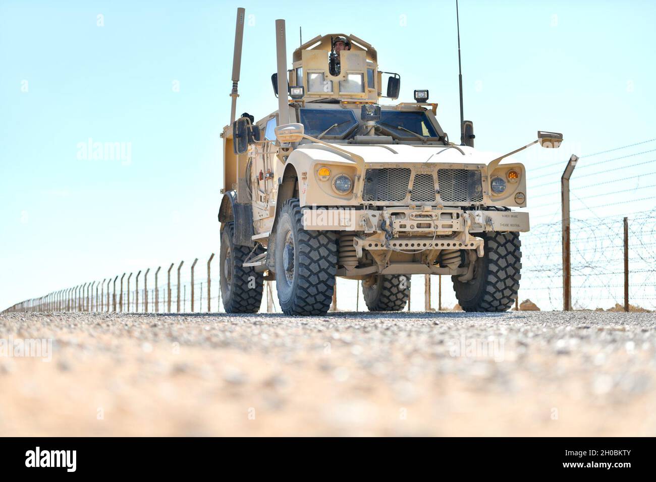 Am 19. Januar 2021 patrouilliert ein M-ATV der US Air Force auf der Zaunlinie des 332. Air Expeditionary Wings an einem nicht bekannt gegebenen Ort. Die Verteidiger der eingesetzten Sicherheitskräfte sorgen dafür, dass die Basis sicher bleibt, um ihre Mission Tag und Nacht an 365 Tagen im Jahr auszuführen. Stockfoto
