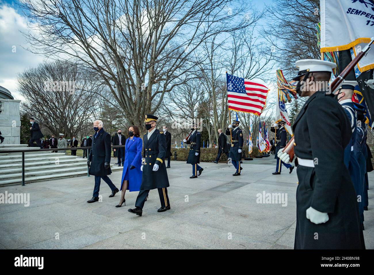 Präsident Joseph R. Biden, Jr. und Vizepräsident Kamala Harris nehmen an einer feierlichen Zeremonie zur Verleihung der Ehrenwrangen der Streitkräfte des Präsidenten am Grab des unbekannten Soldaten auf dem Nationalfriedhof von Arlington am 20. Januar 2020 Teil. Biden und Harris besuchten den ANC, nachdem Biden in einer Zeremonie im US-Kapitol früher am Morgen als 46. Präsident der Vereinigten Staaten vereidigt wurde. Anwesend waren First Lady Dr. Jill T. Biden und Second Gentlemen Douglas Emhoff sowie die ehemaligen Präsidenten Barack H. Obama, George W. Bush, William J. Clinton und die ehemaligen First Ladies Michelle Obama, Laura Bush, A. Stockfoto