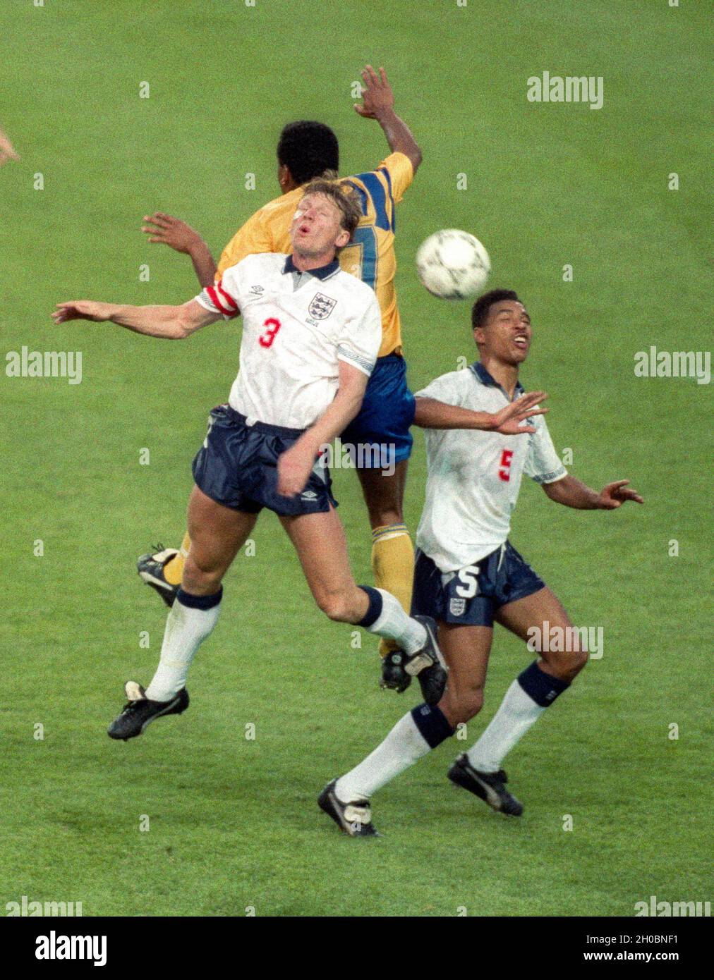 STUART PEARCE und des Walker stoppen Schweden´s Martin Dahlin während der Schweden-England 2-1 während der EURO92 in Schweden Stockfoto