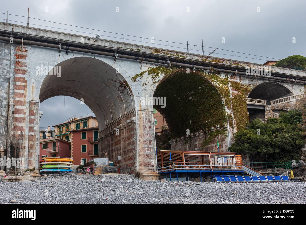 Niedrige Ansicht der Eisenbahnbrücke in Zoagli, Ligurien, Italien. Wolkiger Tag. Speicherplatz kopieren. Stockfoto
