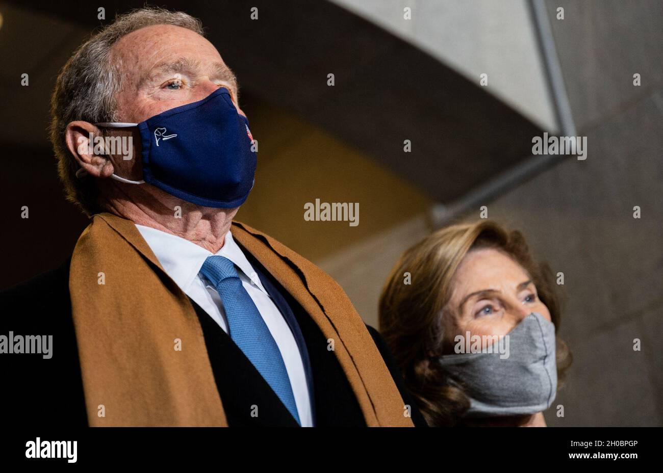Der ehemalige Präsident George Bush und die ehemalige First Lady Barbara Bush halten inne, bevor sie während der 59. Amtseinführung des Präsidenten in Washington D.C. am 20. Januar 2021 auf die Plattform des US-Kapitols gehen. Bei der 59. Einweihung wurden Joseph R. Biden Jr. und Kamala Harris als neuester Präsident und Vizepräsident der Vereinigten Staaten von Amerika vereidigt. Stockfoto