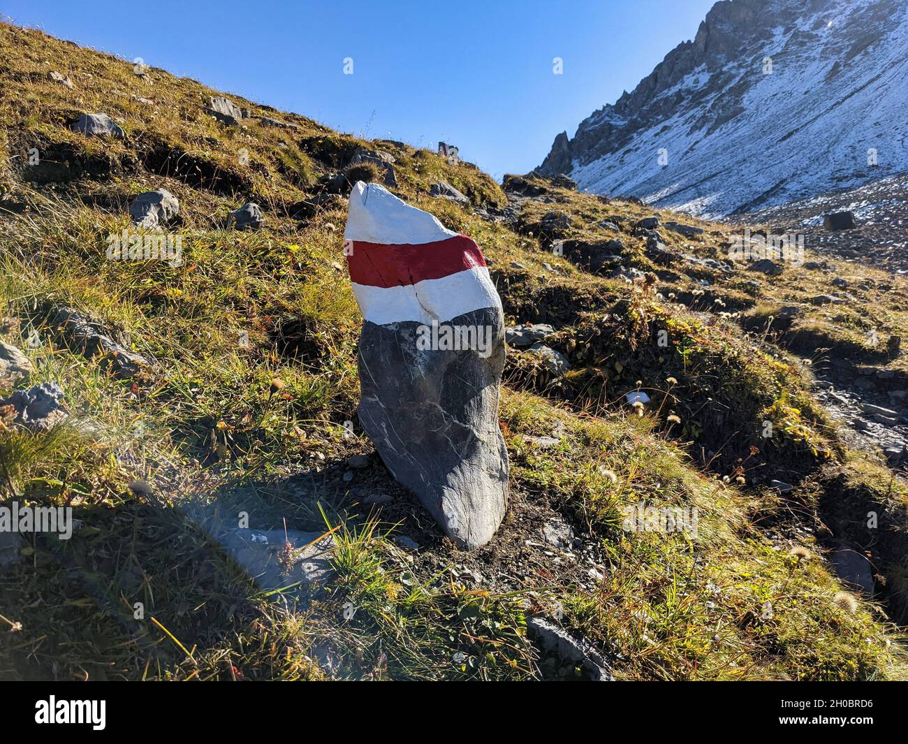 Wanderwegschild in den bündner Bergen. Schweizer Wanderweg, rot und weiß. Bergwanderweg. Herbstzeit Stockfoto