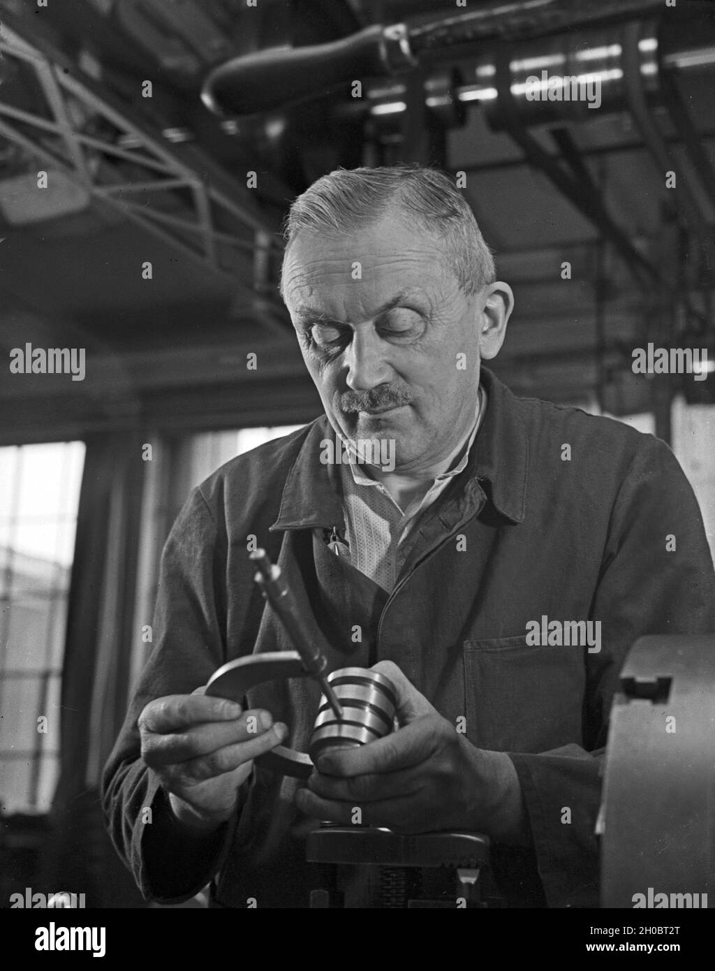 Arbeiter in einer Fabrikhalle bei Mercedes Benz in Stuttgart, Deutschland 1930er Jahre. Arbeiter in einer Werkshalle bei Mercedes Benz in Stuttgart, 1930er Jahre. Stockfoto