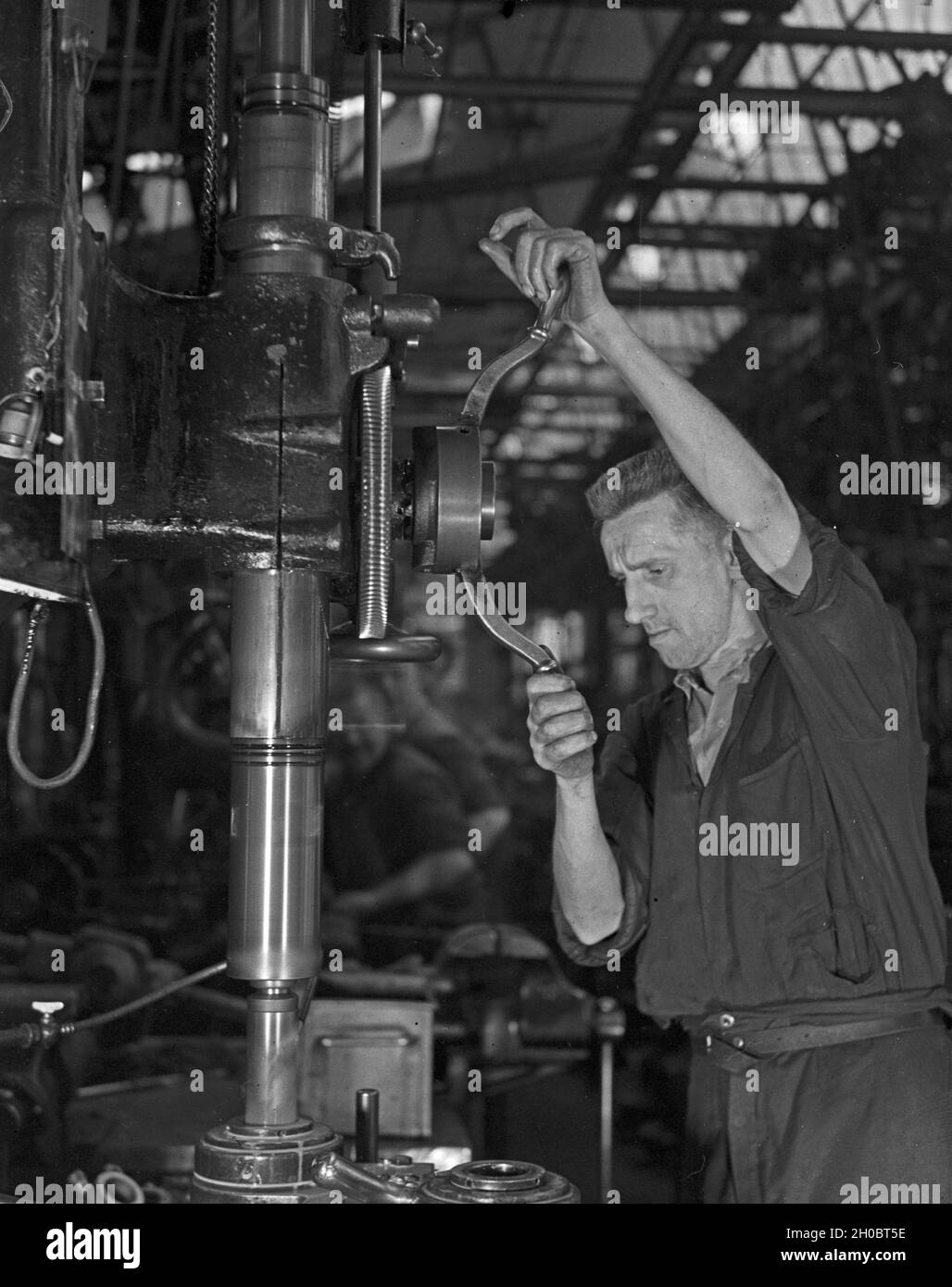Arbeiter in einer Fabrikhalle bei Mercedes Benz in Stuttgart, Deutschland 1930er Jahre. Arbeiter in einer Werkshalle bei Mercedes Benz in Stuttgart, 1930er Jahre. Stockfoto