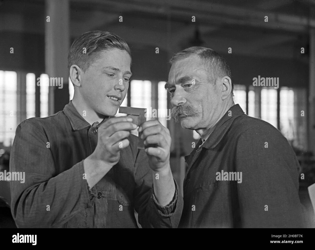 Arbeiter in einer Fabrikhalle bei Mercedes Benz in Stuttgart, Deutschland 1930er Jahre. Arbeiter in einer Werkshalle bei Mercedes Benz in Stuttgart, 1930er Jahre. Stockfoto