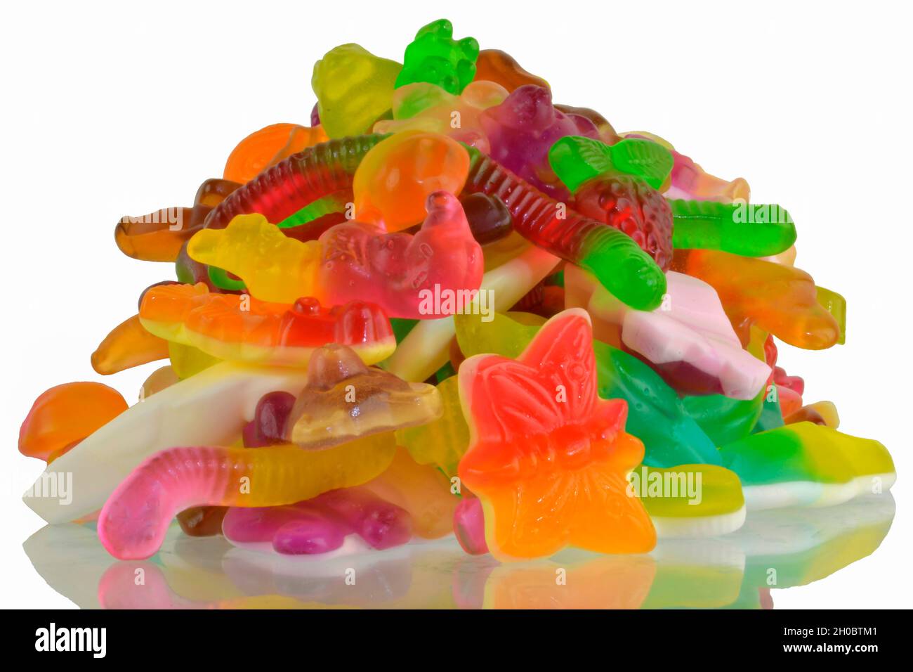 Bunte Gelee Gummikandys, isoliert auf weißem Hintergrund. Bunte Gelee Bonbons isoliert auf weißem Hintergrund. Jelly Bean. Spiegelung Stockfoto