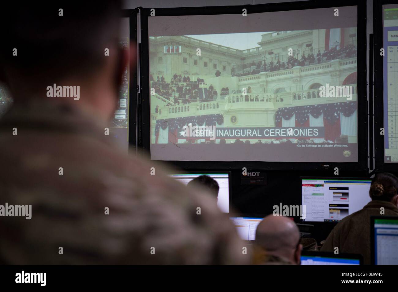 Soldaten werden Zeuge der Einweihung des Operationszentrums der Ohio Homeland Response Force (HRF), die am 20. Januar 2021 an einen Ort in der Umgebung von Washington D.C. gebracht wurde, nachdem sie vom Gouverneur von Ohio, Mike DeWine, zur Unterstützung der 59. Amtseinführung des Präsidenten aktiviert worden waren. Die HRF ist eine Einheit der Ohio National Guard, die sich auf die Rettung von Menschenleben und die Verringerung menschlichen Leids während eines natürlichen, von Menschen geschadenen oder terroristischen Vorfalls in den Vereinigten Staaten spezialisiert hat. Die HRF besteht aus Dekontamination, Suche und Extraktion, medizinischer Triage sowie Befehls- und Kontrollfunktionen zur Unterstützung ziviler Behörden. ( Stockfoto