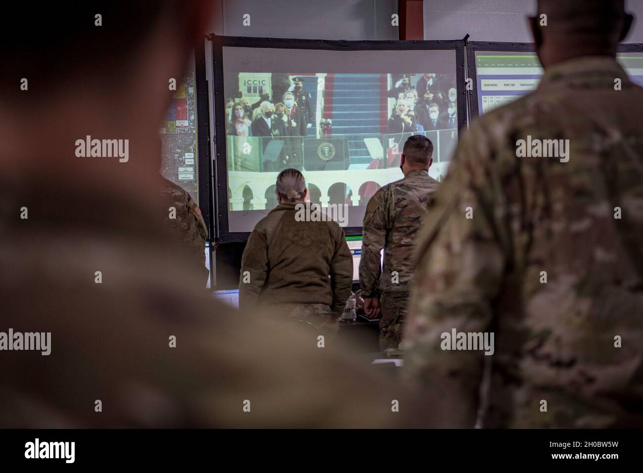 Soldaten werden Zeuge der Einweihung des Operationszentrums der Ohio Homeland Response Force (HRF), die am 20. Januar 2021 an einen Ort in der Umgebung von Washington D.C. gebracht wurde, nachdem sie vom Gouverneur von Ohio, Mike DeWine, zur Unterstützung der 59. Amtseinführung des Präsidenten aktiviert worden waren. Die HRF ist eine Einheit der Ohio National Guard, die sich auf die Rettung von Menschenleben und die Verringerung menschlichen Leids während eines natürlichen, von Menschen geschadenen oder terroristischen Vorfalls in den Vereinigten Staaten spezialisiert hat. Die HRF besteht aus Dekontamination, Suche und Extraktion, medizinischer Triage sowie Befehls- und Kontrollfunktionen zur Unterstützung ziviler Behörden. ( Stockfoto