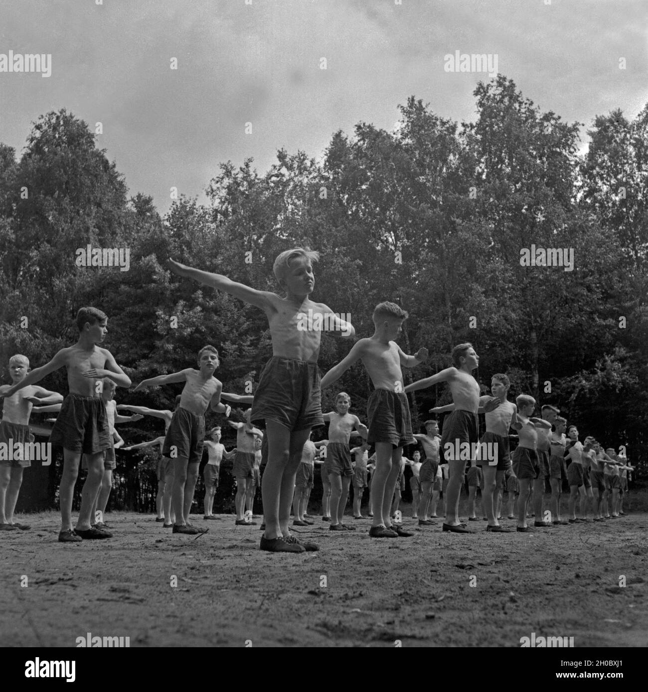 Jungen vom Landjahr Lager Sterben in Bevensen beim Frühsport, Deutschland 1930er Jahre. Die jungen der Hitlerjugend camp in Bevensen ihre frühen Morgen exerising, Deutschland 1930. Stockfoto