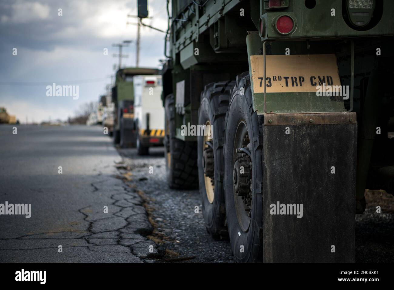 Soldaten der Ohio Homeland Response Force (HRF) mobilisierten sich am 20. Januar 2021 zu einem Ort in der Umgebung von Washington D.C., nachdem sie vom Gouverneur von Ohio, Mike DeWine, aktiviert wurden, um die 59. Amtseinführung des Präsidenten zu unterstützen. Die HRF ist eine Einheit der Ohio National Guard, die sich auf die Rettung von Menschenleben und die Verringerung menschlichen Leids während eines natürlichen, von Menschen geschadenen oder terroristischen Vorfalls in den Vereinigten Staaten spezialisiert hat. Die HRF besteht aus Dekontamination, Suche und Extraktion, medizinischer Triage sowie Befehls- und Kontrollfunktionen zur Unterstützung ziviler Behörden. (Ohio Stockfoto