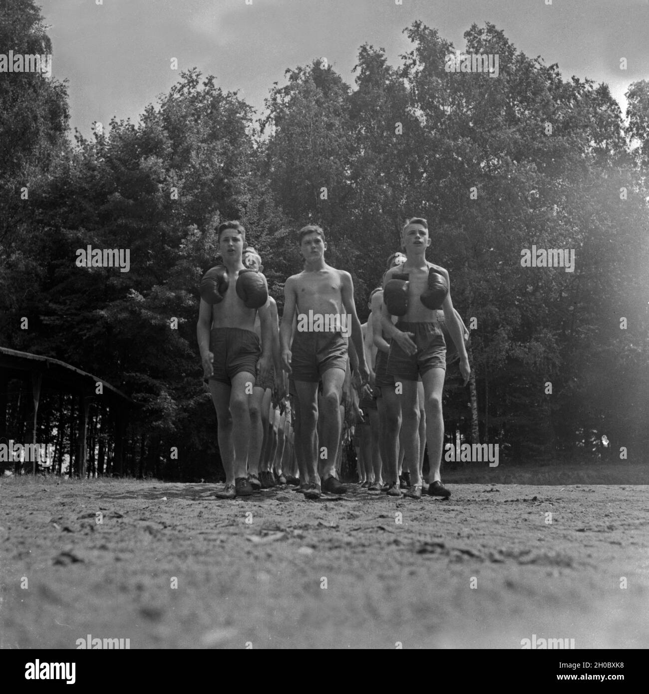 Jungen vom Landjahr Lager Sterben in Bevensen mit dem Marsch zum Frühsport, Deutschland 1930er Jahre. Die jungen der Hitlerjugend camp in Bevensen auf ihrem Marsch bis zum frühen Morgen exerising, Deutschland 1930. Stockfoto