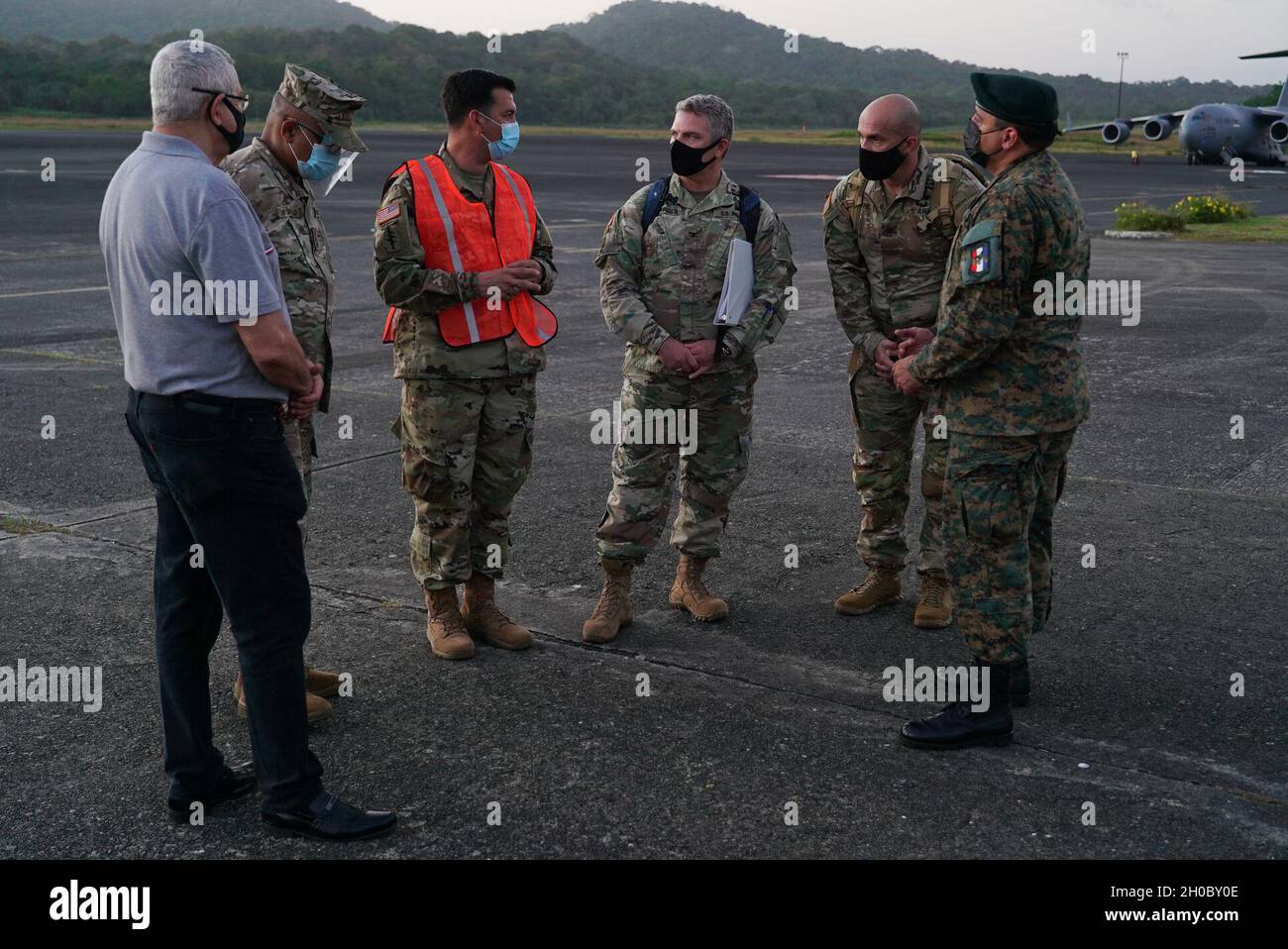 Gemeinsame Task Force-Bravo Commander Col. John Litchfield und Command Sgt. Maj. David Moore posiert mit SENAN Comisionado Edson Castillo und SENAFRONT Comisionado Direktor Ronald Jaen vor der Übung Mercury am Panama Pacifico International Airport, Panama, 20. Januar 2021. Die Beziehungen zwischen JTF und Bravo und Panama basieren auf gegenseitigem Respekt und sind untrennbar mit einem gemeinsamen Fokus auf die Bewältigung der Herausforderungen von morgen durch Zusammenarbeit und Interoperabilität verbunden. Stockfoto