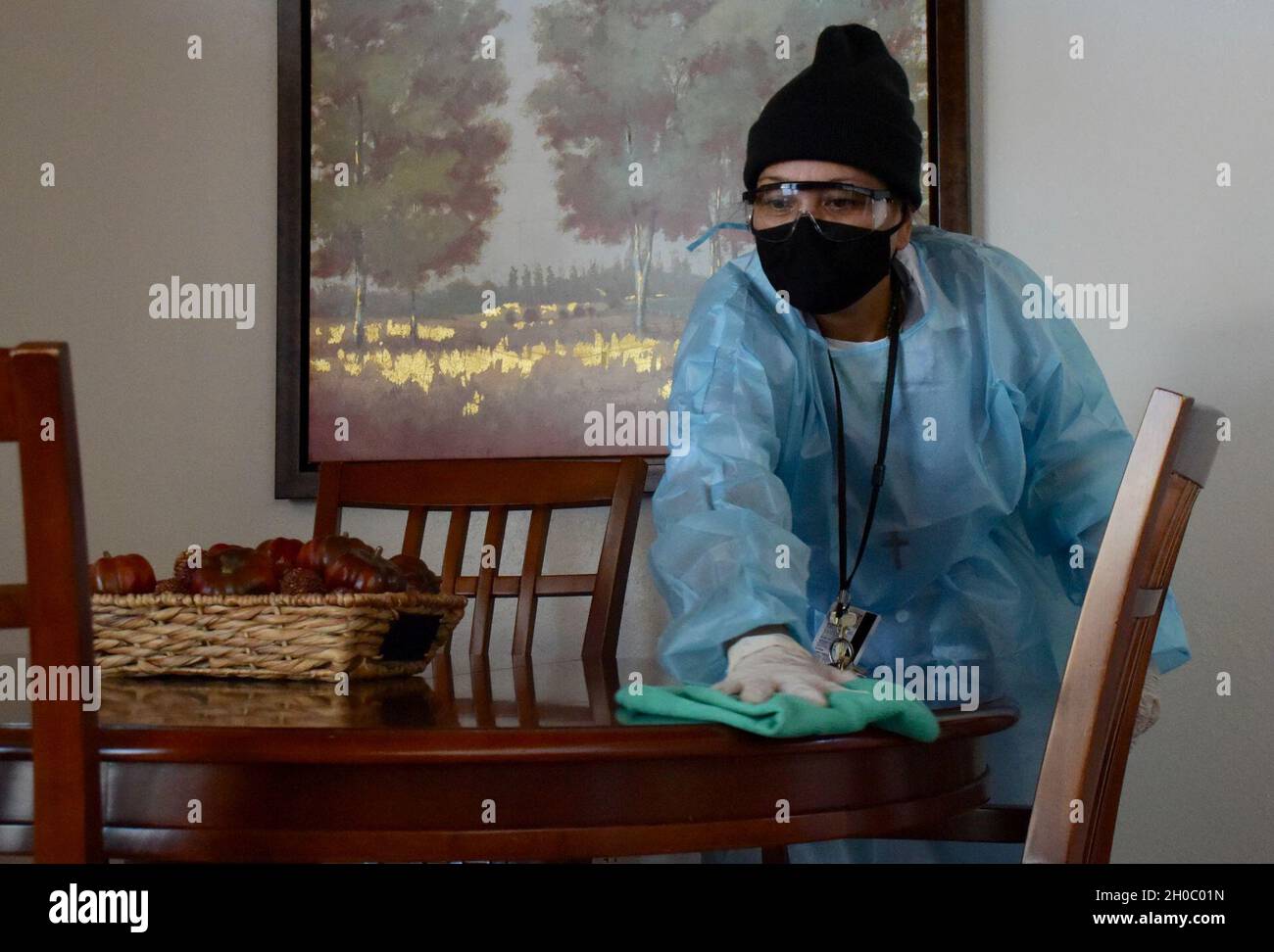 210120-N-UA321-1001 NORFOLK, VA (Jan 20, 2021) Leilani Lussier, Haushälterin, wischt sich den Tisch in einem der vornehmen Besucherräume im Anbau des Hauptquartiers herunter. Die Zimmermädchen sind dafür verantwortlich, die Zimmer, den Gemeinschaftsbereich außerhalb der Zimmer, die Außenveranden und die Außentür gründlich zu reinigen. Stockfoto 210120-N-UA321-1001 NORFOLK, VA (Jan 20, 2021) Leilani Lussier, Haushälterin, wischt sich den Tisch in einem der vornehmen Besucherräume im Anbau des Hauptquartiers herunter. Die Zimmermädchen sind dafür verantwortlich, die Zimmer, den Gemeinschaftsbereich außerhalb der Zimmer, die Außenveranden und die Außentür gründlich zu reinigen. Stockfoto