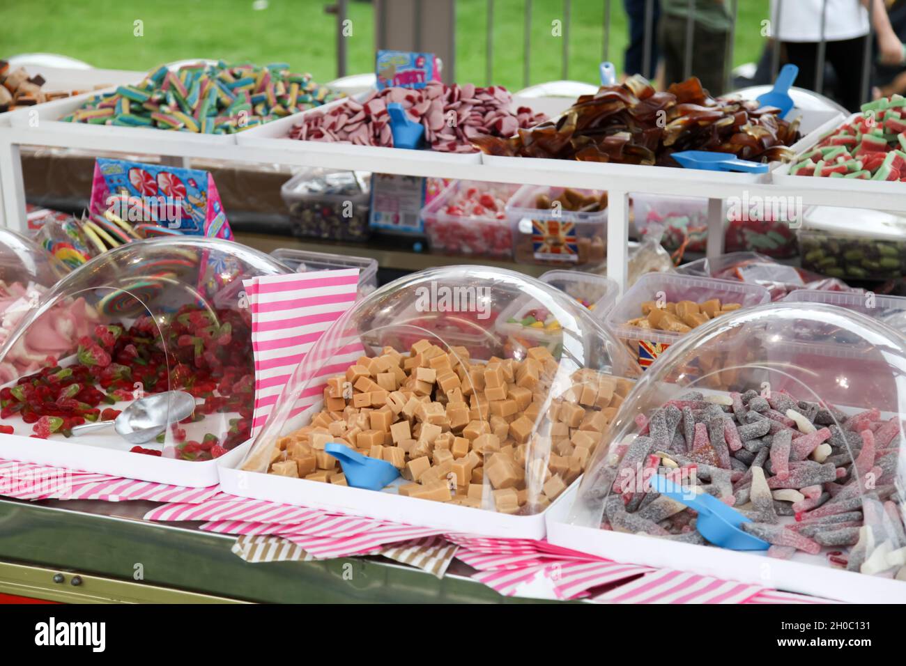 Pick and Mix Süßigkeiten, Fudge und Cola Flaschen auf der Leatherhead Fun Fair Juli 2021 Stockfoto
