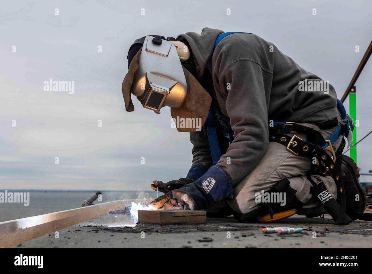 Dave Watson, ein Newport News Shipbuilding-Auftragnehmer aus Virginia Beach, Virginia, schweißt an Bord des Flugzeugträgers USS John C. Stennis (CVN 74) in Norfolk, Virginia, im Januar 21. John C. Stennis arbeitet mit Newport News Shipbuilding zusammen, um die Überholung des Tankkomplexes planmäßig mit einer geschulten, widerstandsfähigen und geschlossenen Crew abzuschließen. Stockfoto