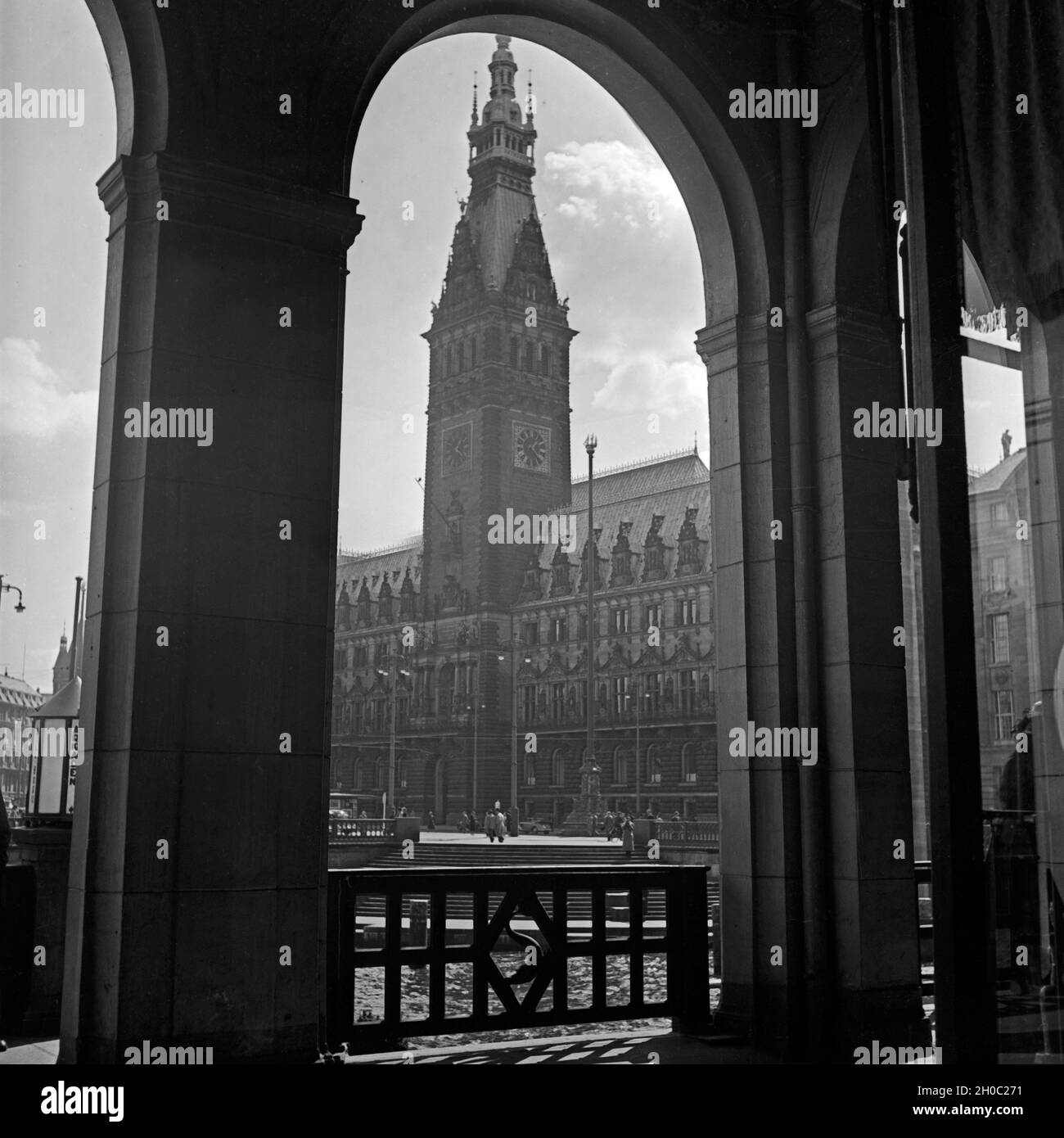Blick von den Colonnaden in Richtung Rathaus in Hamburg, Deutschland 1930er Jahre. Blick von der Colonnaden an der City Hall in Hamburg, Deutschland 1930. Stockfoto