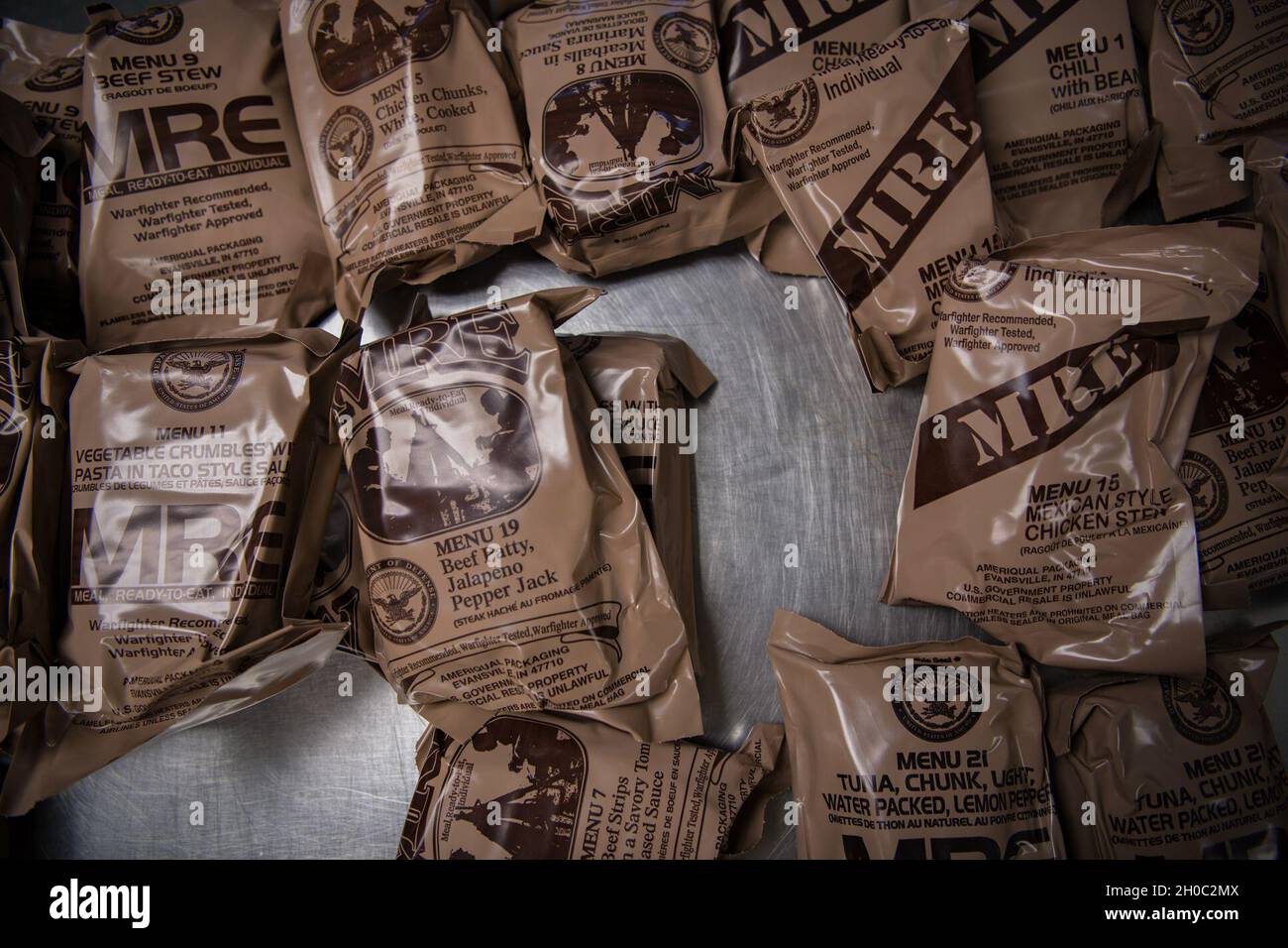 Am 21. Januar 2021 mobilisierte sich ein Haufen von Meal Ready to Eat (MRE) für Soldaten der Ohio Homeland Response Force (HRF) an einen Ort in der Umgebung von Washington D.C., nachdem er vom Gouverneur von Ohio, Mike DeWine, aktiviert wurde, um die 59. Amtseinführung des Präsidenten zu unterstützen. Die HRF ist eine Einheit der Ohio National Guard, die sich auf die Rettung von Menschenleben und die Verringerung menschlichen Leids während eines natürlichen, von Menschen geschadenen oder terroristischen Vorfalls in den Vereinigten Staaten spezialisiert hat. Die HRF besteht aus Dekontamination, Suche und Extraktion, medizinischer Triage sowie Befehls- und Kontrollfunktionen zur Unterstützung ziviler Behörden. (Ohio Stockfoto