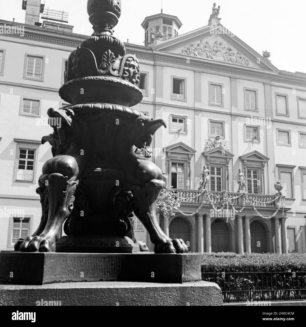 Zierfigur vor dem Theater in Mannheim, Deutschland 1930er Jahre. Denkmal vor dem Mannheimer Theater, Deutschland 1930. Stockfoto