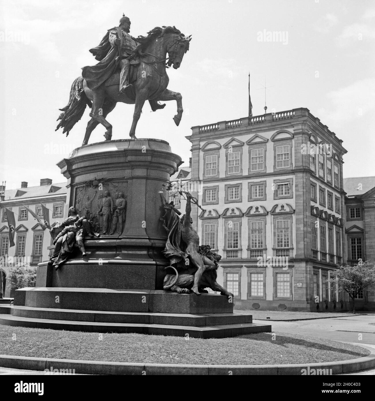 Kaiser-wilhelm-Denkmal im Hof des Strapaziert in Mannheim, Deutschland 1930er Jahre. Kaiser Wilhelm Denkmal an den Innenhof von Schloss Mannheim, Deutschland 1930. Stockfoto