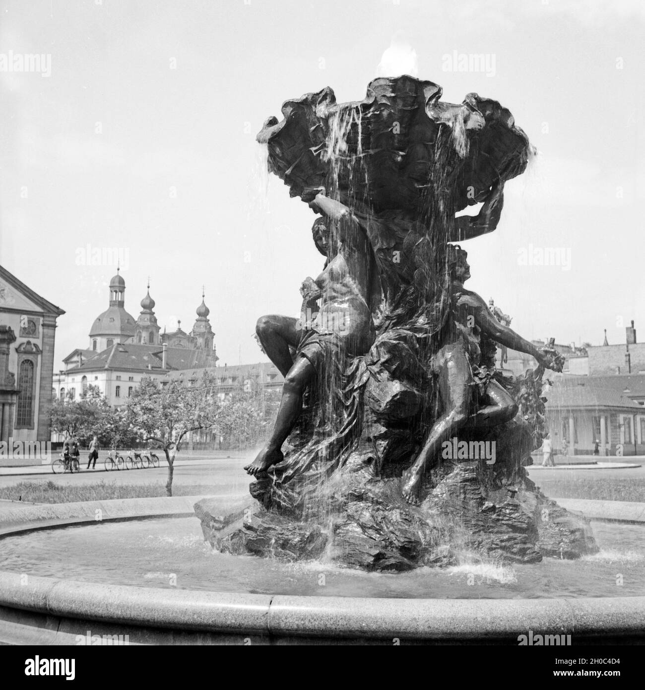 Brunnen vor dem Schloß in Mannheim, im Hintergrund die Jesuitenkirche St. Ignatius und Franz Xaver, Deutschand 1930er Jahre. Brunnen vor Schloss Mannheim, im Hintergrund die St. Ignatius und Franz Xaver Kirche, Deutschland 1930. Stockfoto