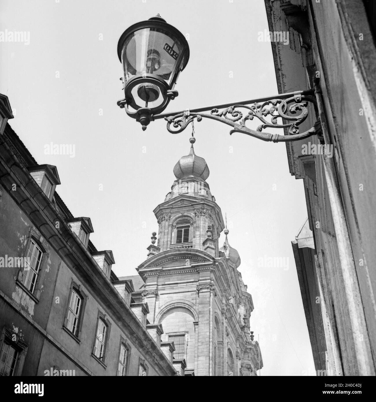 Blick auf sterben Nummern-oper Türme der Jesuitenkirche St. Ignatius und Franz Xaver in der Straße A4 in Mannheim, Deutschland 1930er Jahre. Blick auf die Twin Tower Glockentürme der St. Ignatius und Franz Xaver Kirche an der A-Straße 4 in Mannheim, Deutschland 1930. Stockfoto