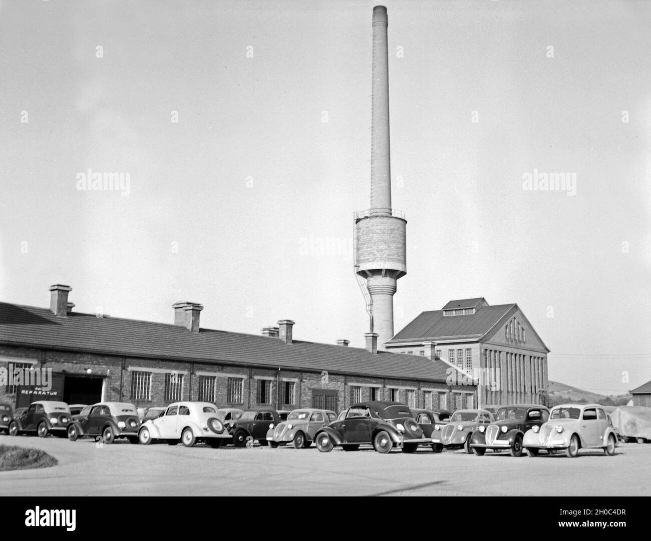 Verschiedene Ford Automodelle stehen auf dem Parkplatz einer Reparaturwerkstatt in Mannheim, Deutschland 1930er Jahre. Verschiedene Modelle von Ford Parkplatz vor einer Garage in Mannheim, Deutschland 1930. Stockfoto