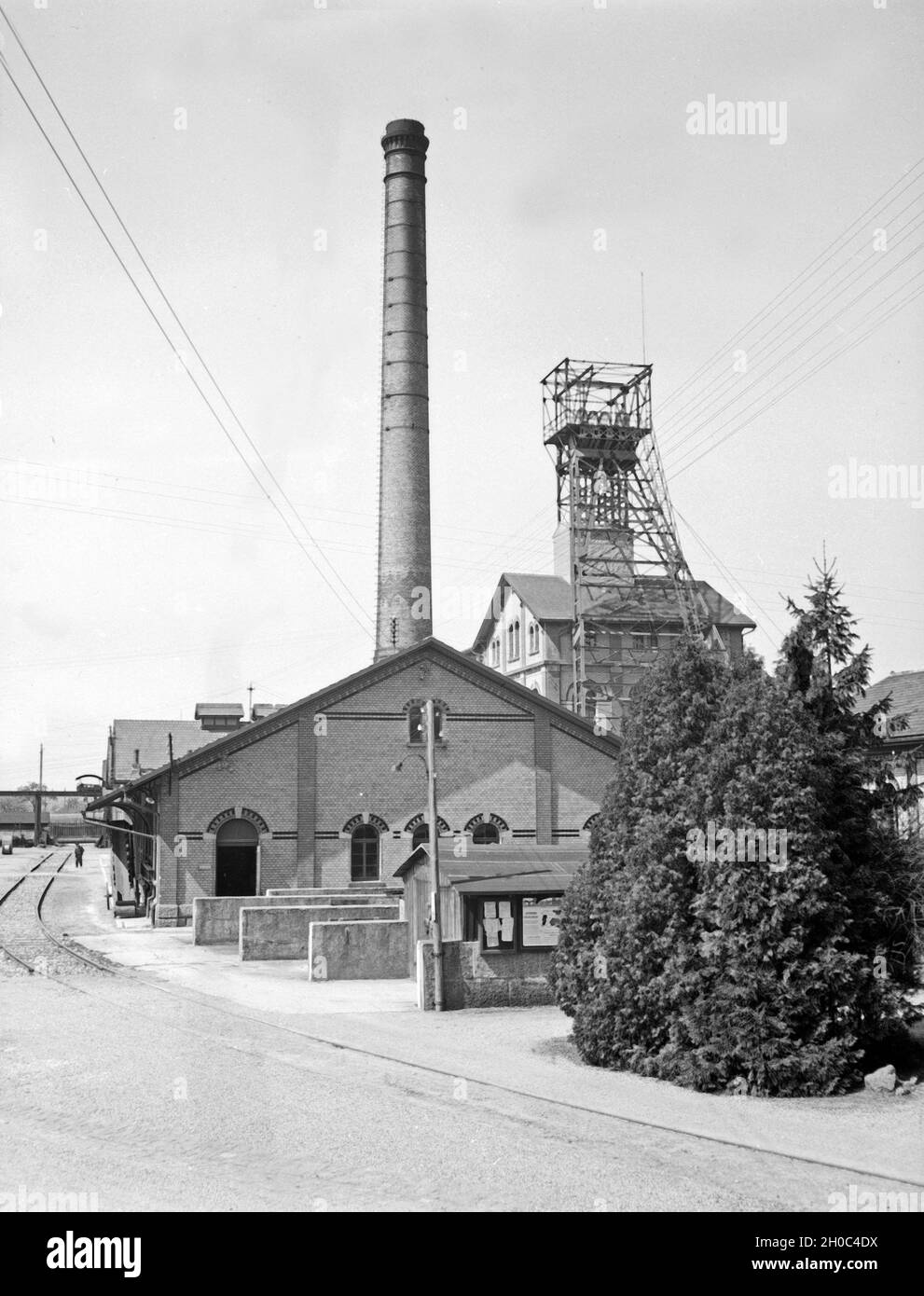 Kleiner Industriebahnanschluß mit Güterbahnhof und Schornstein in Mannheim, Deutschland 1930er Jahre. Kleine Eisenbahn verbindung zur Industrie in Mannheim, Deutschland 1930. Stockfoto