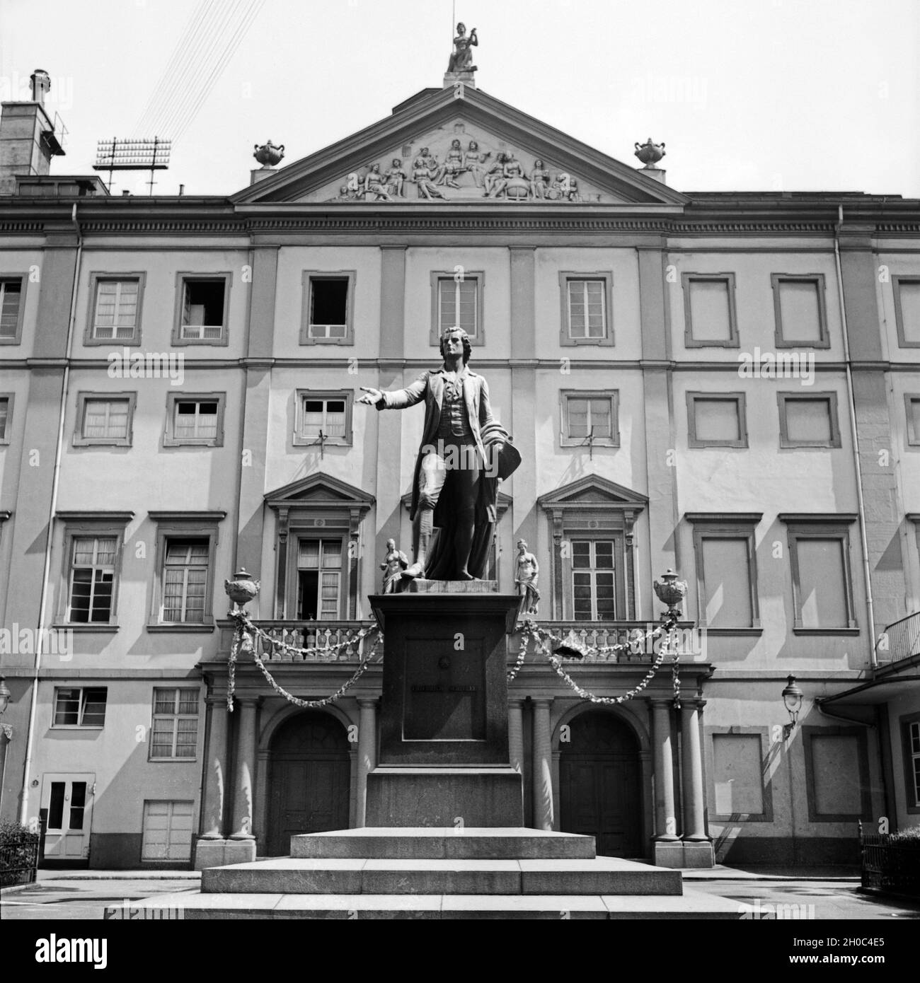 Schillerdenkmal vor dem Theater in Mannheim, Deutschland 1930er Jahre. Schiller Denkmal vor dem Mannheimer Theater, Deutschland 1930. Stockfoto