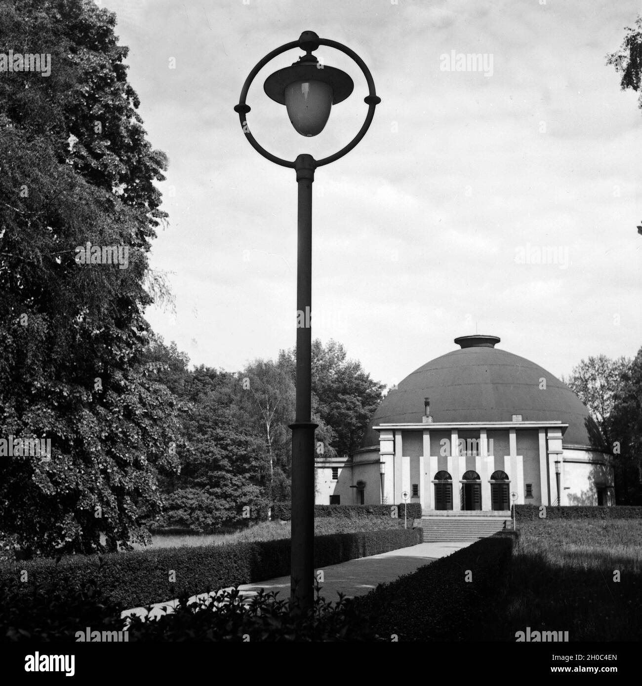 Das 1927 im Luisenpark in Mannheim eingeweihte Planetarium, Deutschland 1930er Jahre. Die Mannheimer Planetarium wurde 1927 im Luisenpark öffentlichen Gärten geöffnet. Stockfoto