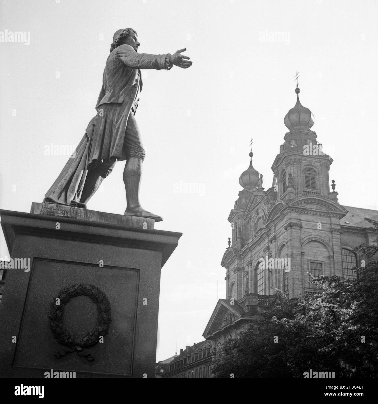 Das schillerdenkmal vor dem Theater in Mannheim mit Denbeiden Türmen der Jesuitenkirche St. Igantius und Franz Xaver, Deutschland 1930er Jahre. Schiller Denkmal vor dem Theater mit den zwei Glockentürme von St. Ignatius und Franz Xaver in Mannheim, Deutschland 1930. Stockfoto