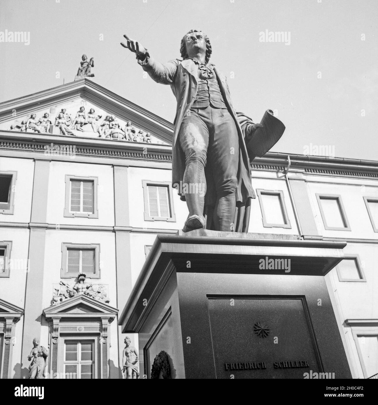 Das schillerdenkmal vor dem Theater in Mannheim, Deutschland 1930er Jahre. Schilelr Denkmal vor dem Theater in Mannheim, Deutschland 1930. Stockfoto