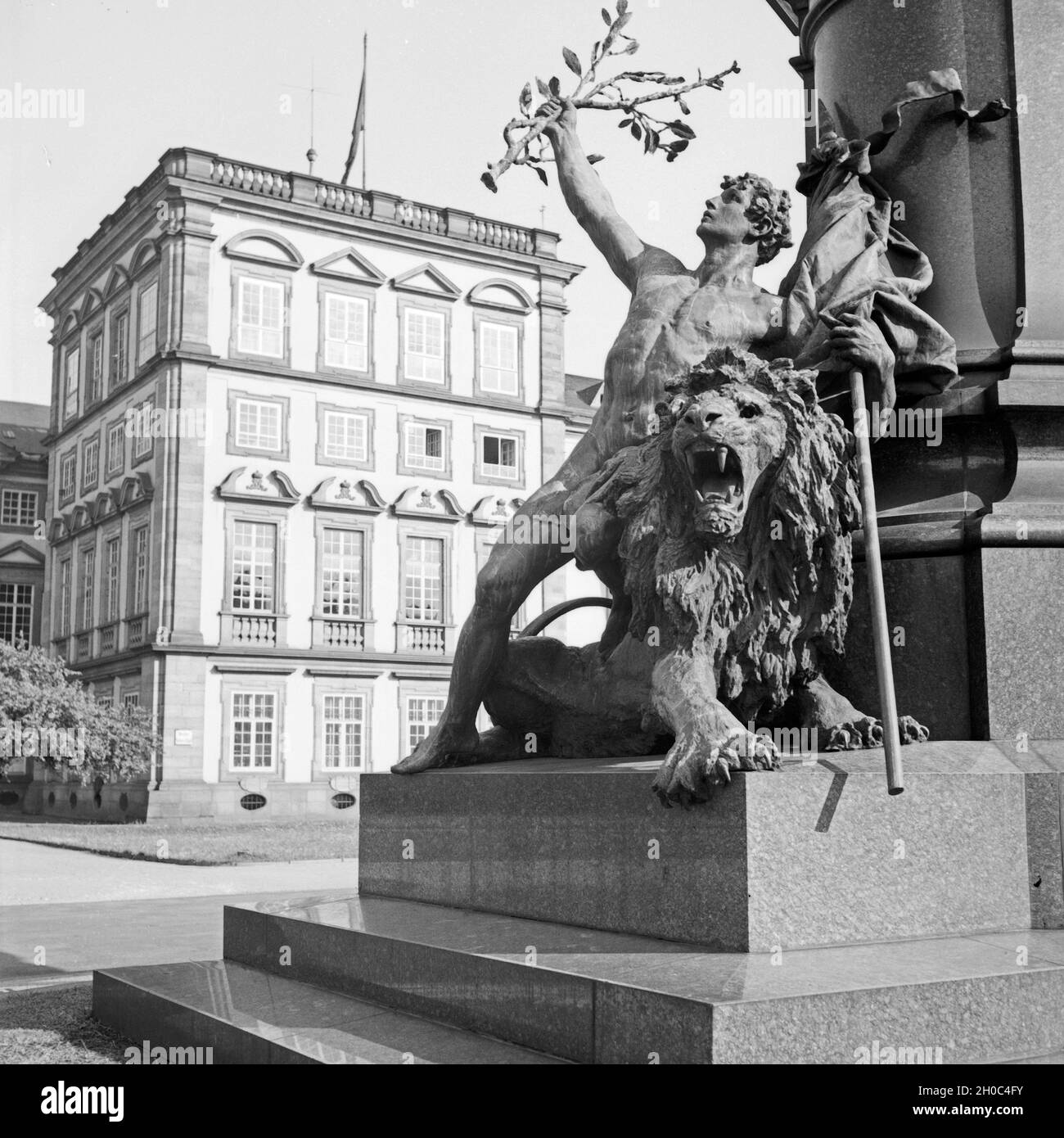 Allegorie am Kaiser-Wilhelm-Denkmal im Innenhof des Strapaziert in Mannheim, Deutschland 1930er Jahre. Allegorie auf der Unterseite des Kaiser Wilhelm Denkmal an den Innenhof des Schloss Mannheim, Deutschland 1930. Stockfoto
