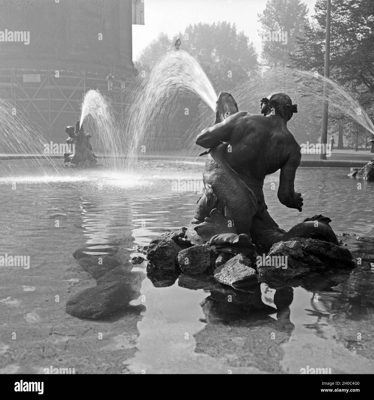 Der Brunnen am Wassertrum am Friedrichsplatz in Mannheim, Deutschland 1930er Jahre. Brunnen am Mannheimer Wasserturm am Friedrichsplatz, Deutschland 1930. Stockfoto