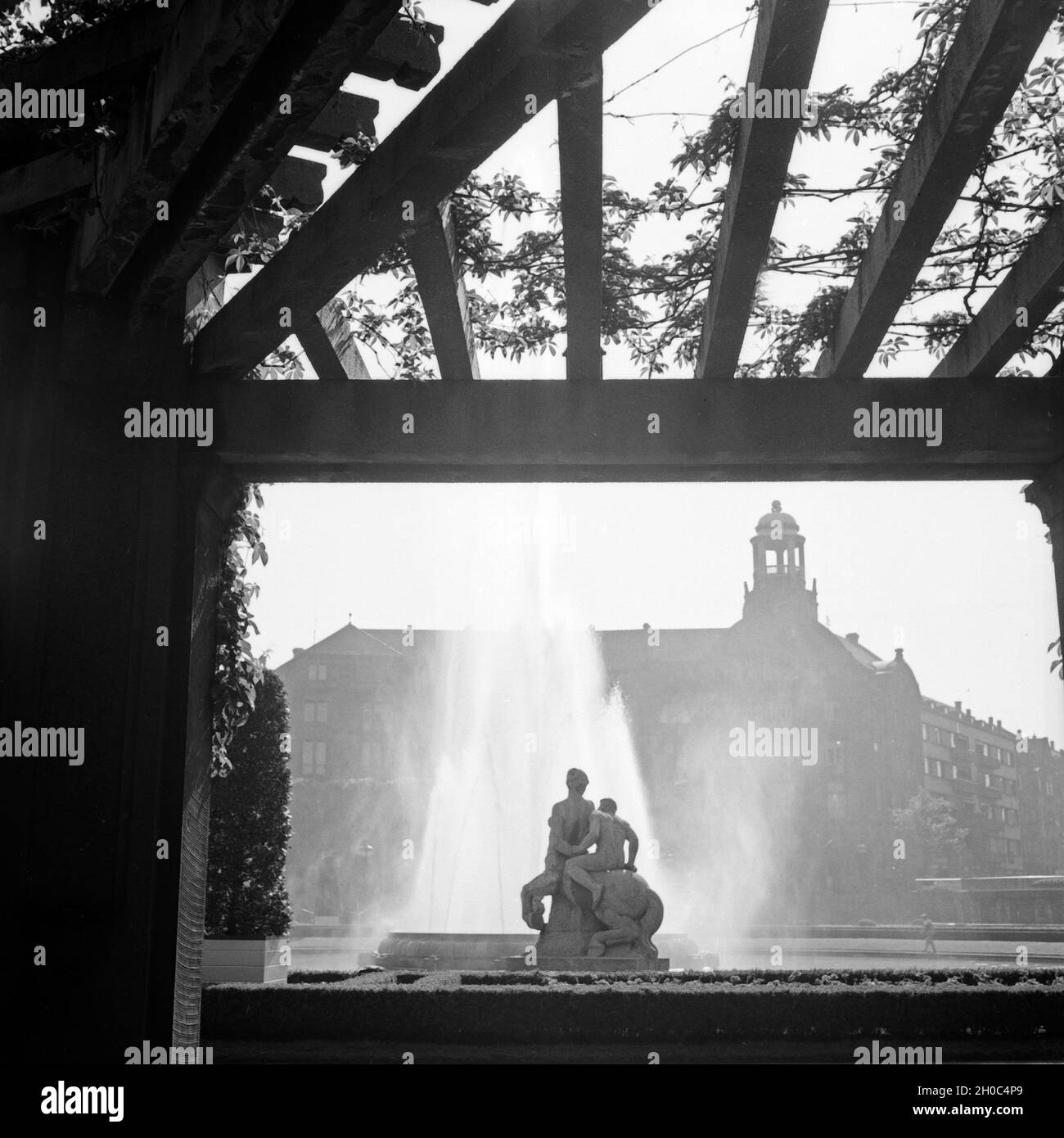 Brunenn am Wasserturm auf dem Friedrichsplatz in Mannheim, Deutschland, 1930er Jahre. Brunnen in der Nähe der Mannheimer Wasserturm am Friedrichsplatz, Deutschland 1930. Stockfoto
