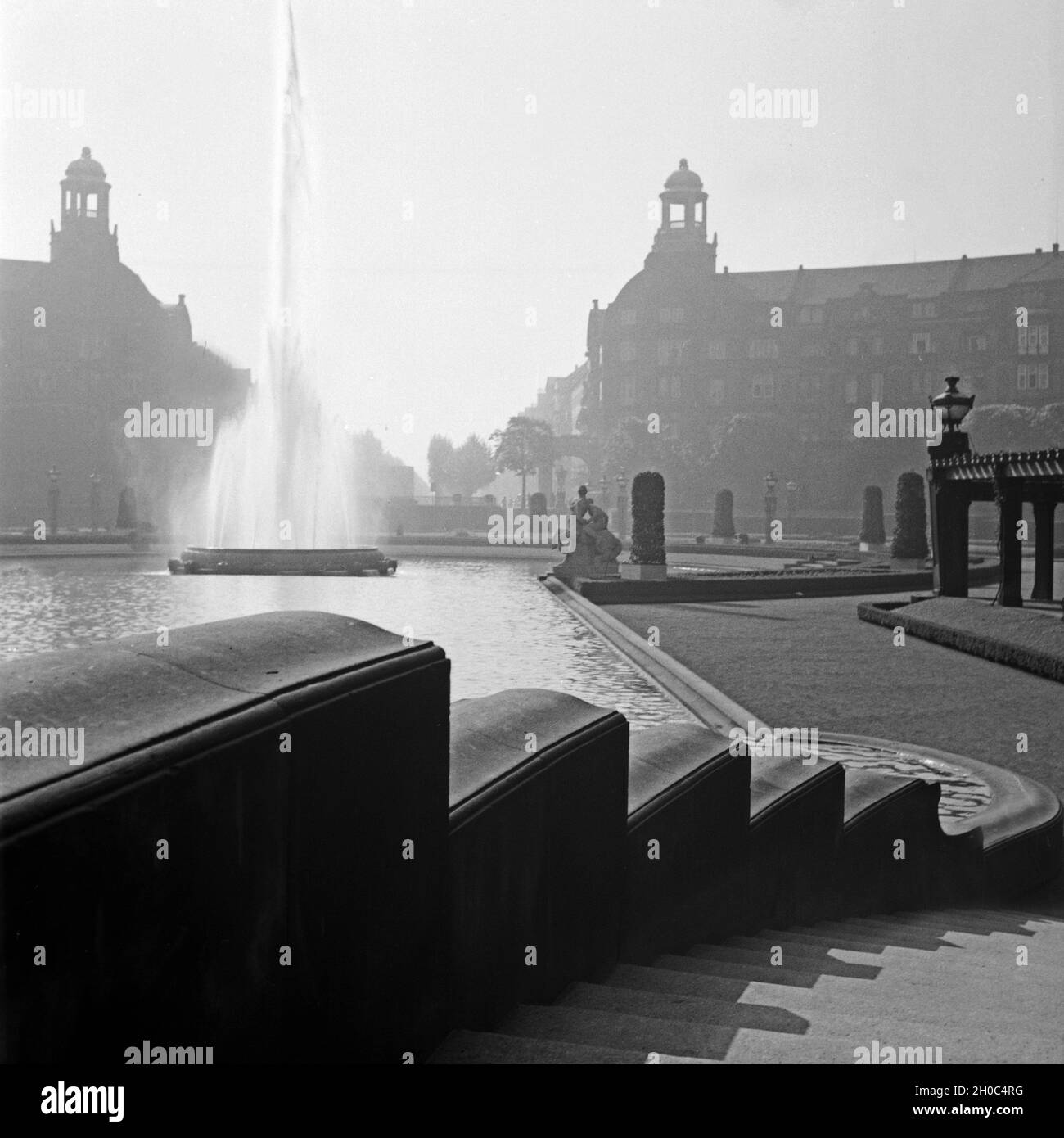 Brunnen am Wasserturm auf dem Friedrichsplatz in Mannheim, Deutschland, 1930er Jahre. Brunnen in der Nähe der Mannheimer Wasserturm am Friedrichsplatz, Deutschland 1930. Stockfoto