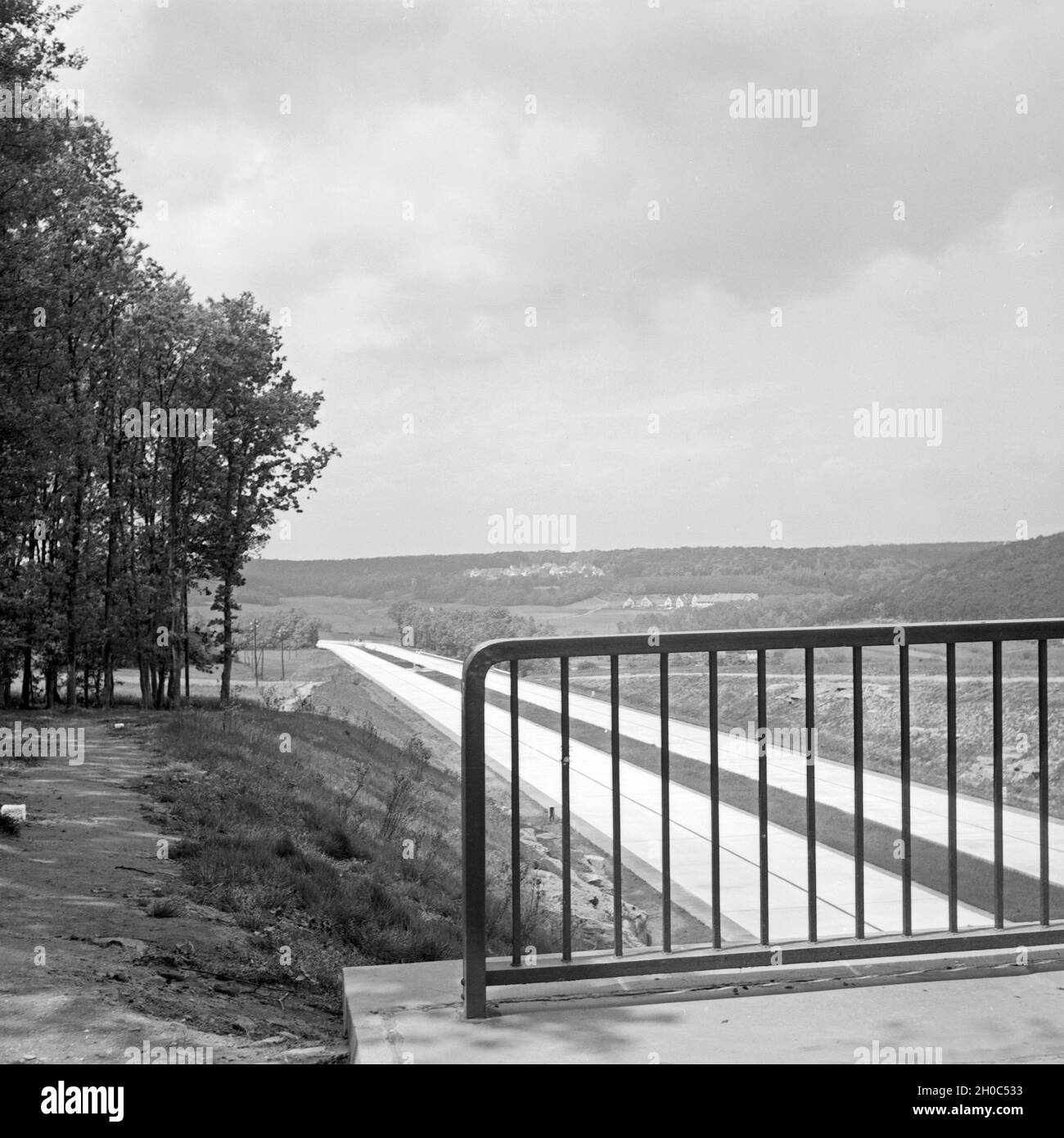 Reichsautobahn bei Kaiserslautern, Deutschland 1930er Jahre sterben. Reichsautobahn Highway in der Nähe von Kaiserslautern, Deutschland 1930. Stockfoto