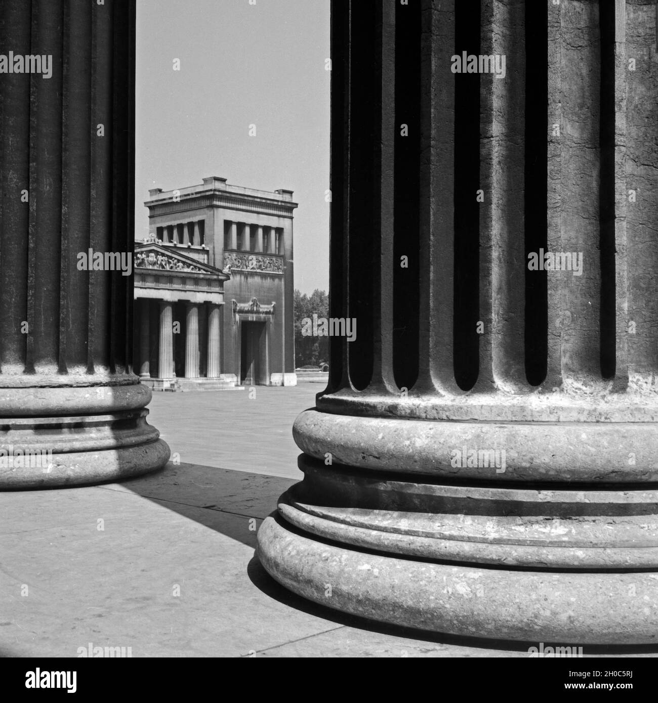 Blick zwischen Säulen hindurch in die Propyläen am Königsplatz in München, Deutscnland 1930er Jahre. Zwischen den Spalten Propylaeen Gebäude am Königsplatz Square in der Stadt München, Deutschland 1930. Stockfoto