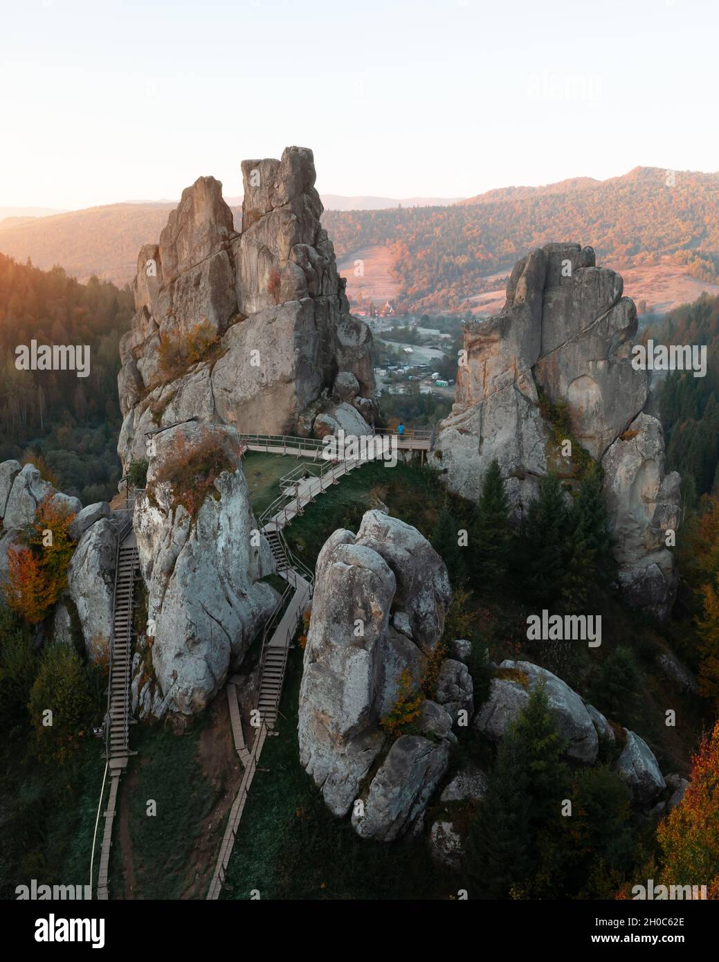 Luftaufnahme von Drohne zur Festung Tustan - Archäologisches und Naturdenkmal von nationaler Bedeutung im Dorf Urych im Herbst, Ukraine. Landschaftsfotografie Stockfoto