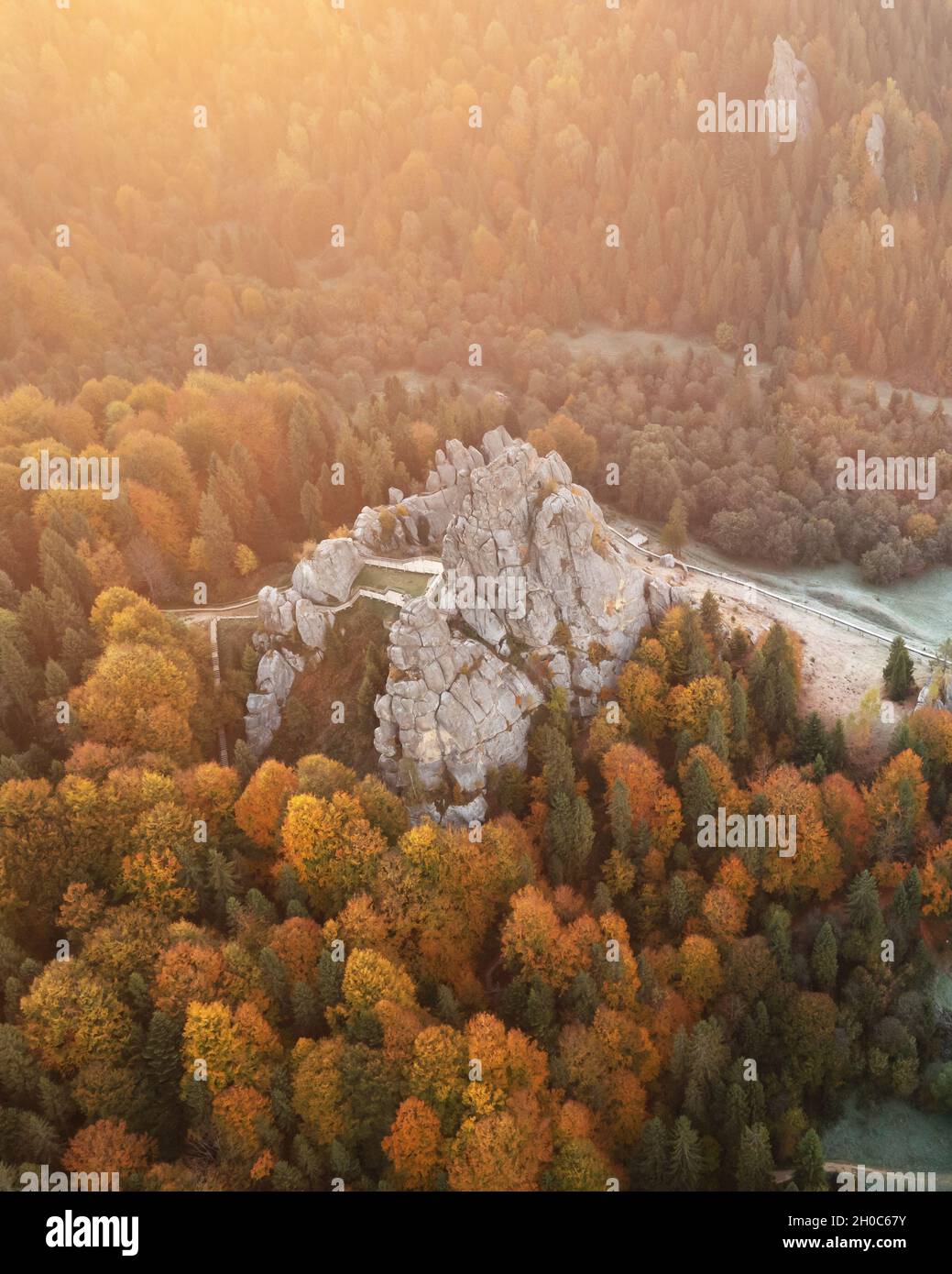 Luftaufnahme von Drohne zur Festung Tustan - Archäologisches und Naturdenkmal von nationaler Bedeutung im Dorf Urych im Herbst, Ukraine. Landschaftsfotografie Stockfoto