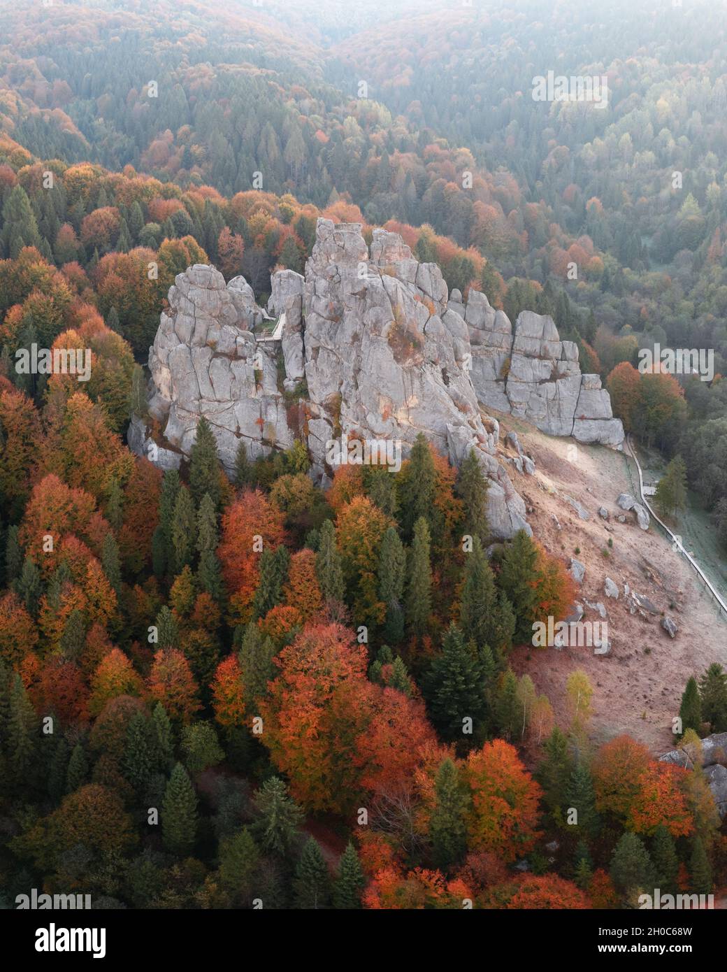 Luftaufnahme von Drohne zur Festung Tustan - Archäologisches und Naturdenkmal von nationaler Bedeutung im Dorf Urych im Herbst, Ukraine. Landschaftsfotografie Stockfoto