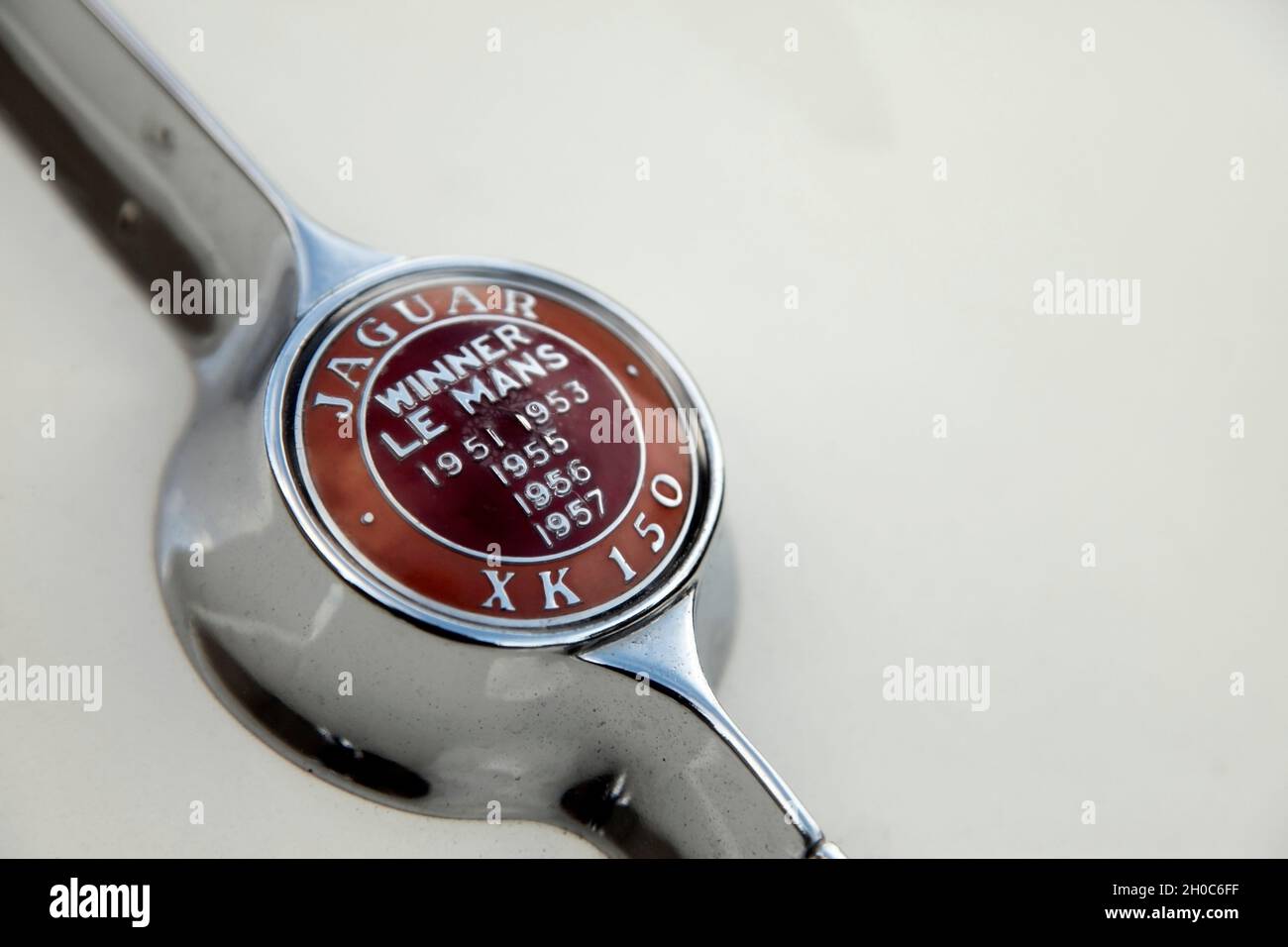 Bootlid-Emblem auf dem Jaguar XK150 Sportwagen, das die 5 Siege der Marke beim 24-Stunden-Rennen von Le Mans in den 1950er Jahren anzeigt. Stockfoto