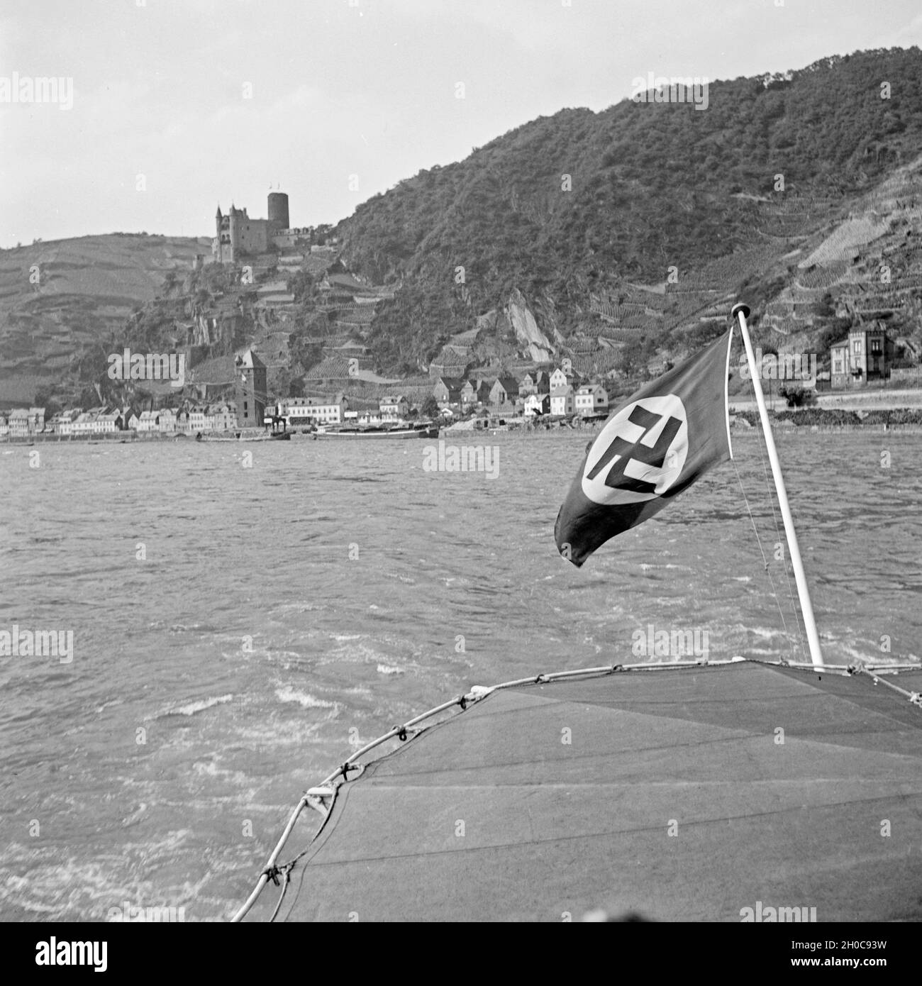 Die Burgruinen des Mittelrheintales vom Heck des Schiffs Köln Düsseldorfer, Deutschland 1930er Jahre. Reste der Burgen im Mittelrheintal, das von der Stern von einem Fluss Kreuzfahrt Schiff, Deutschland der 1930er Jahre gesehen. Stockfoto