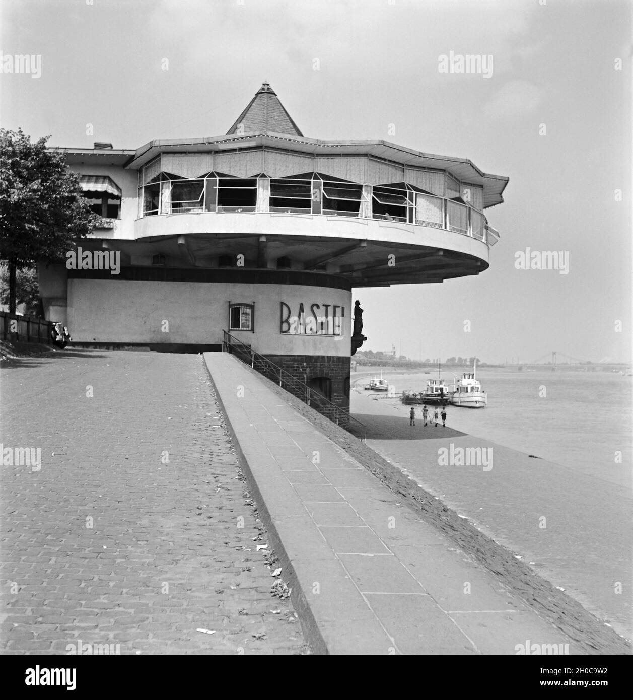 Blick auf die Bastei am Rheinufer auf der Stadtseite von Köln, 1930er Jahre. Blick auf die Bastei Restaurant im cityside von Köln am Rhein, 1930er Jahre. Stockfoto