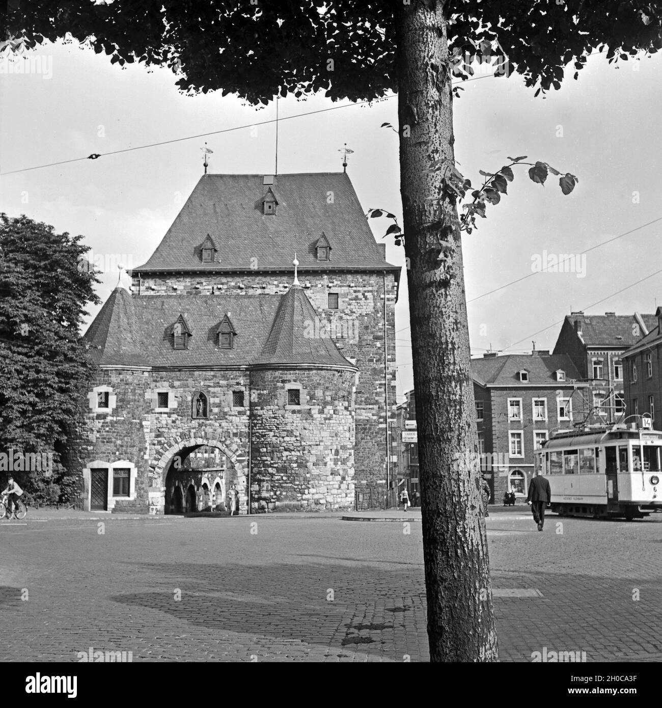 Das ponttor mit Vortor in Aachen, Deutschland, 1930er Jahre. Ponttor City Gate mit Front Gate in Aachen, Deutschland 1930. Stockfoto