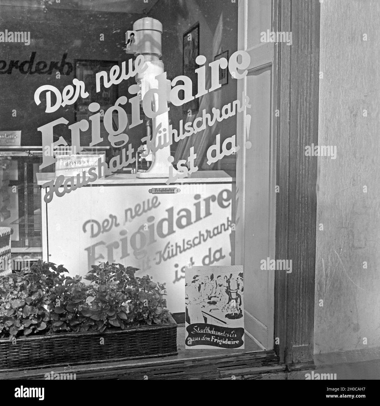 Schaufensterwerbung für den neuen Frigidaire Haushalt Kühlschrank, von der Adam Opel AG konstruiert und vertrieben, in einem Haushaltsgeschäft in Düsseldorf, 1930er Jahre. Ein Schaufenster bietet die neueste Frigidaire Home Kühlschrank, hergestellten und von der Adam Opel AG, Düsseldorf 1930 verkauft. Stockfoto