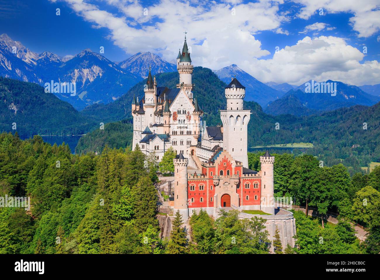 Schloss Neuschwanstein, Deutschland. Vorderansicht des Schlosses mit den bayerischen Alpen im Hintergrund. Stockfoto