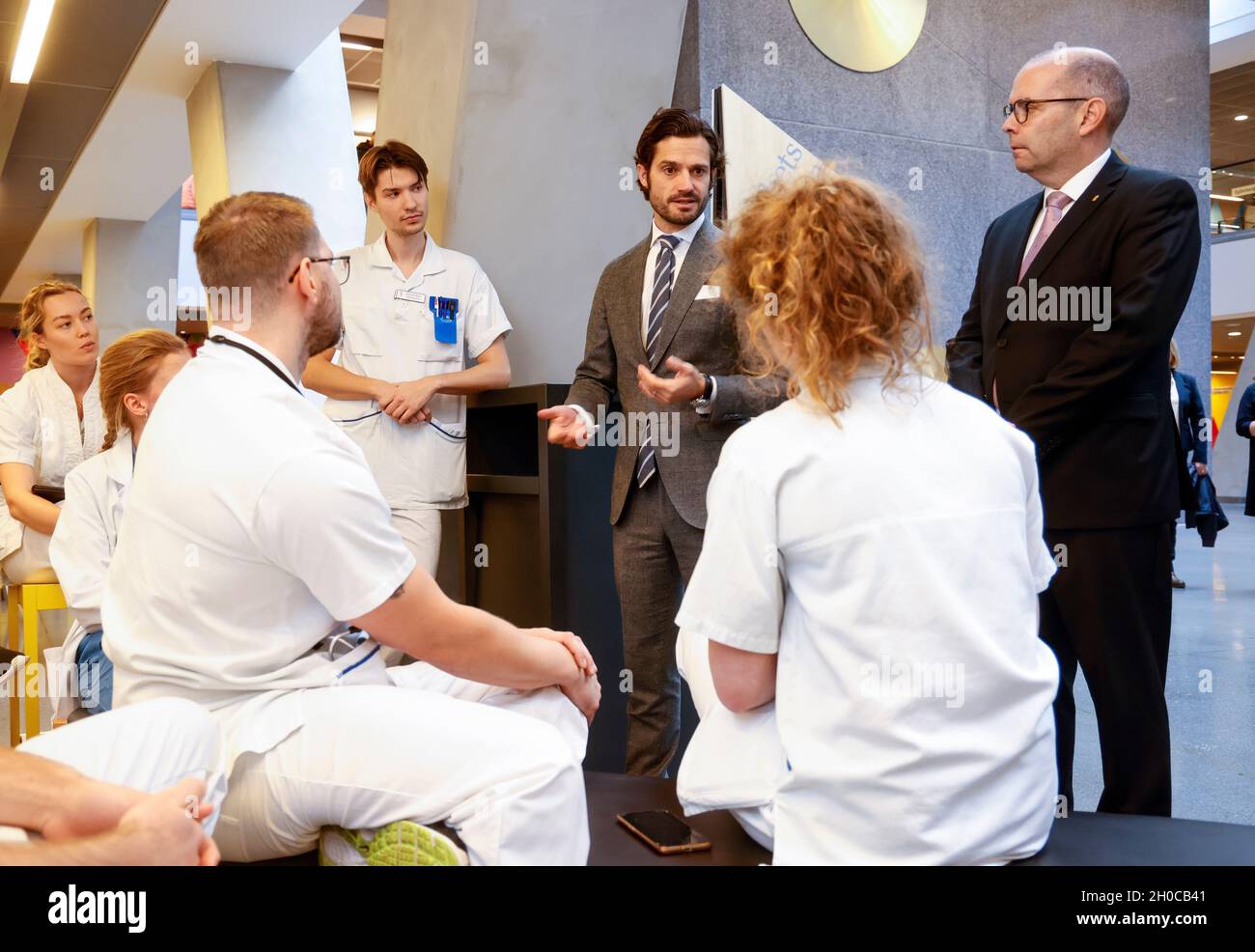 Prinz Carl Philip und Kreisgouverneur Carl Fredrik Graf mit Medizinstudenten am Universitätsspital in Linkoping, Schweden, am 12. Oktober 2021.der Prinz ist auf einem eintägigen Landkreis-Besuch im Ostergotland. Foto: Stefan Jerrevang / TT-Code 60160 Stockfoto